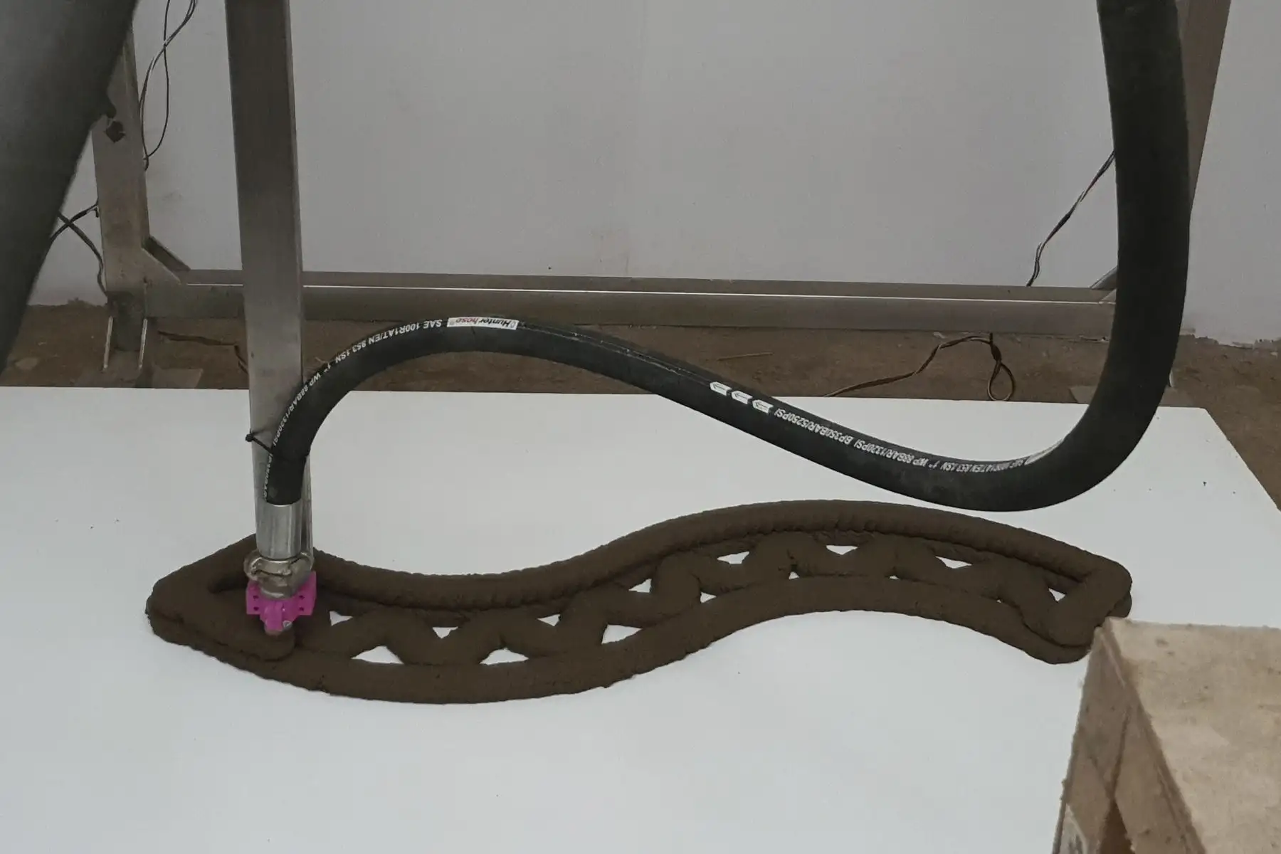 Sistema de impresión permitiría fabricar modelos para la construcción de viviendas, a partir del uso de materiales resistentes y de bajo impacto ambiental. Foto: PUCP