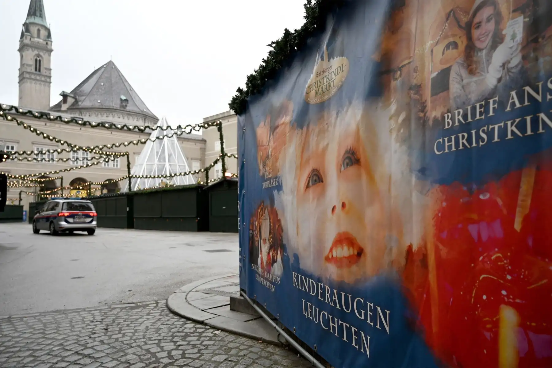 La policía patrulla en el mercado navideño cerrado frente a la catedral en Salzburgo, Austria, cuando el país regresa a un bloqueo parcial a nivel nacional durante la pandemia de coronavirus.
Foto: AFP