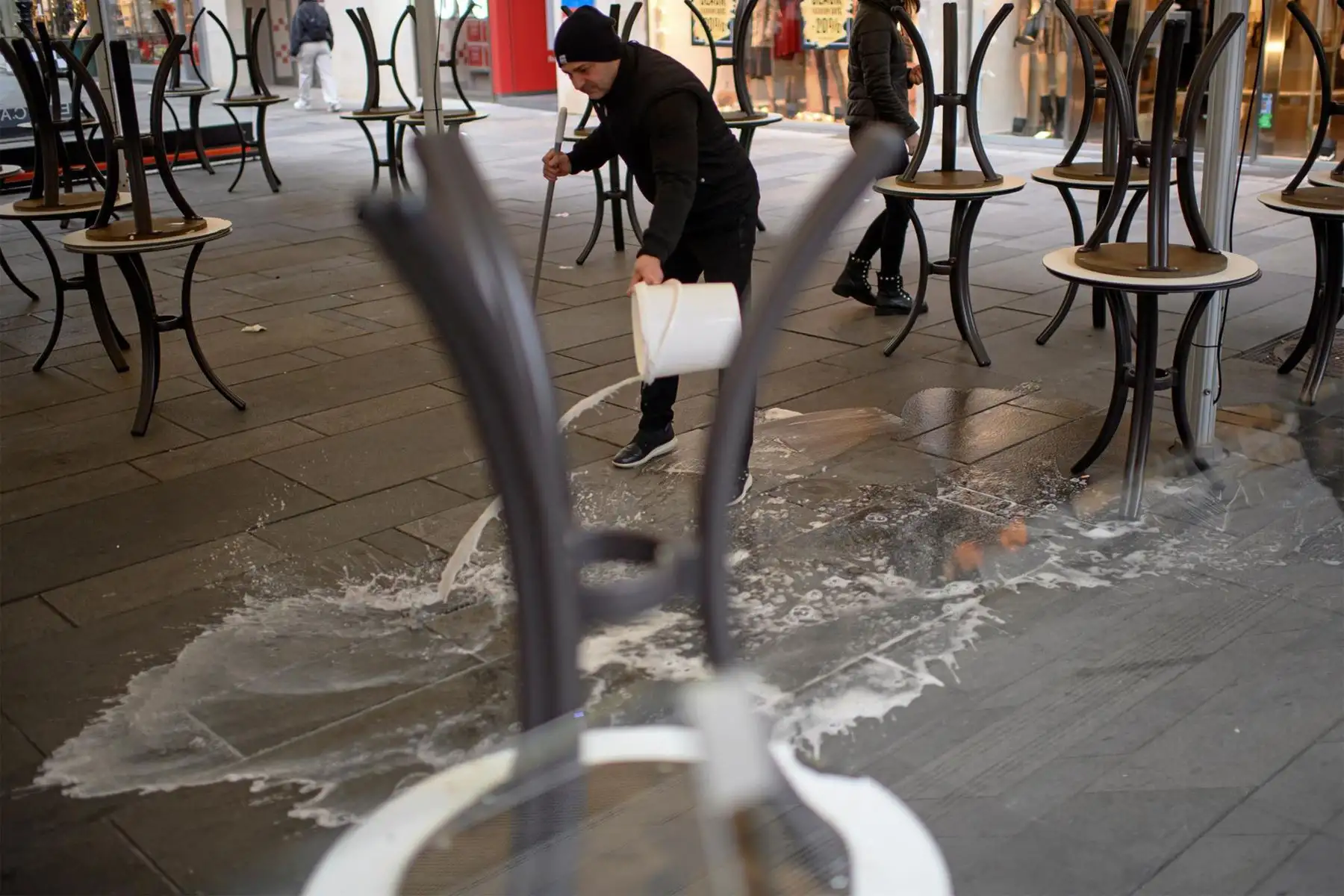 Un hombre limpia la calle de un restaurante el primer día de un cierre nacional en Viena, Austria.
Foto: EFE