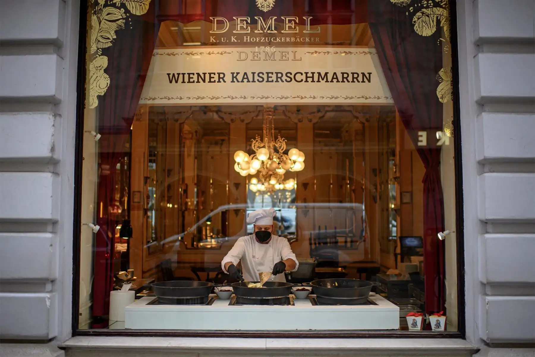 Un chef cocina un Wiener Kaiserschmarren para llevar,  en una tienda ubicada en la ciudad de Viena, donde el gobierno declaro cierre nacional para detener la pandemia.
Foto: EFE