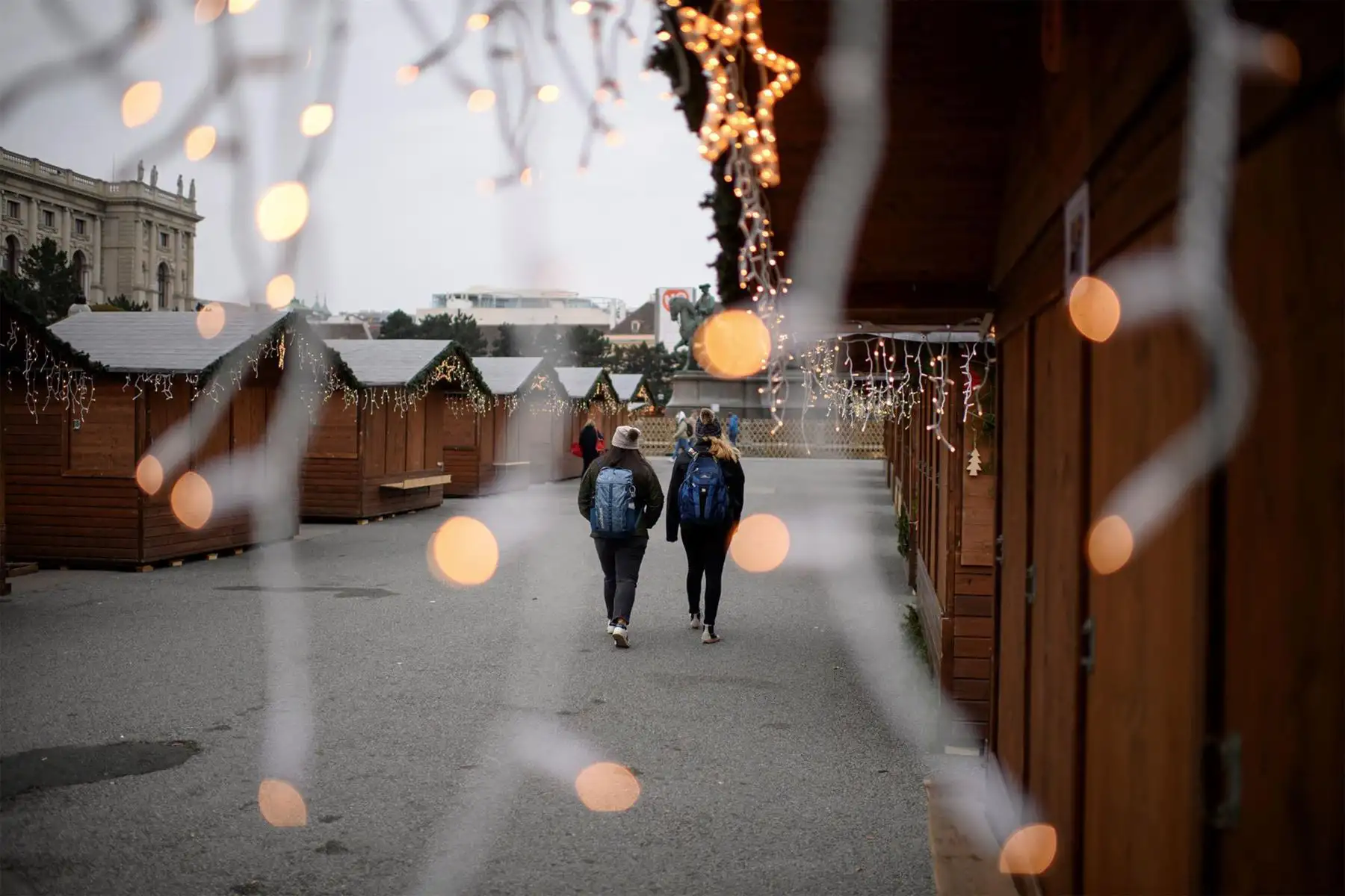Dos personas caminan por un mercado navideño cerrado el primer día de un cierre nacional en Viena, Austria.
Foto: EFE