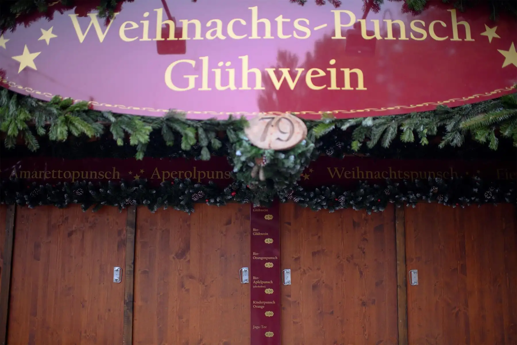 Un puesto del mercado navideño cerrado el primer día de un cierre nacional en Viena, Austria.
Foto: EFE