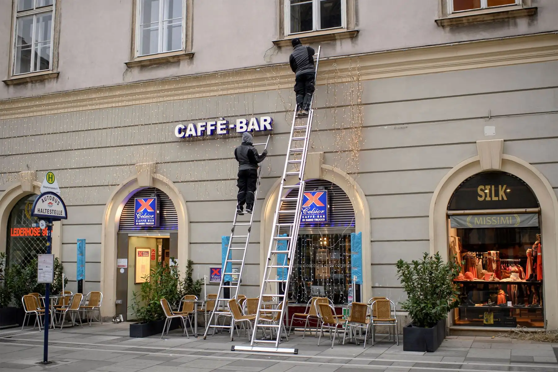Dos hombres preparan las luces de Navidad en un restaurante el primer día de un cierre nacional en Viena, Austria.
Foto: EFE