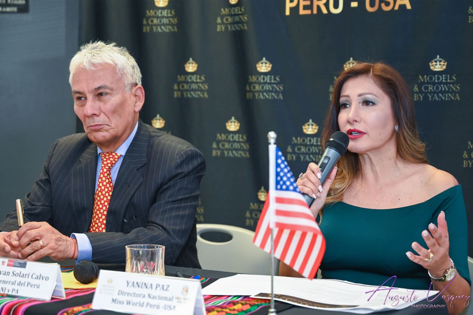 Yanina Paz, junto al Cónsul General Yvan Solari Calvo.