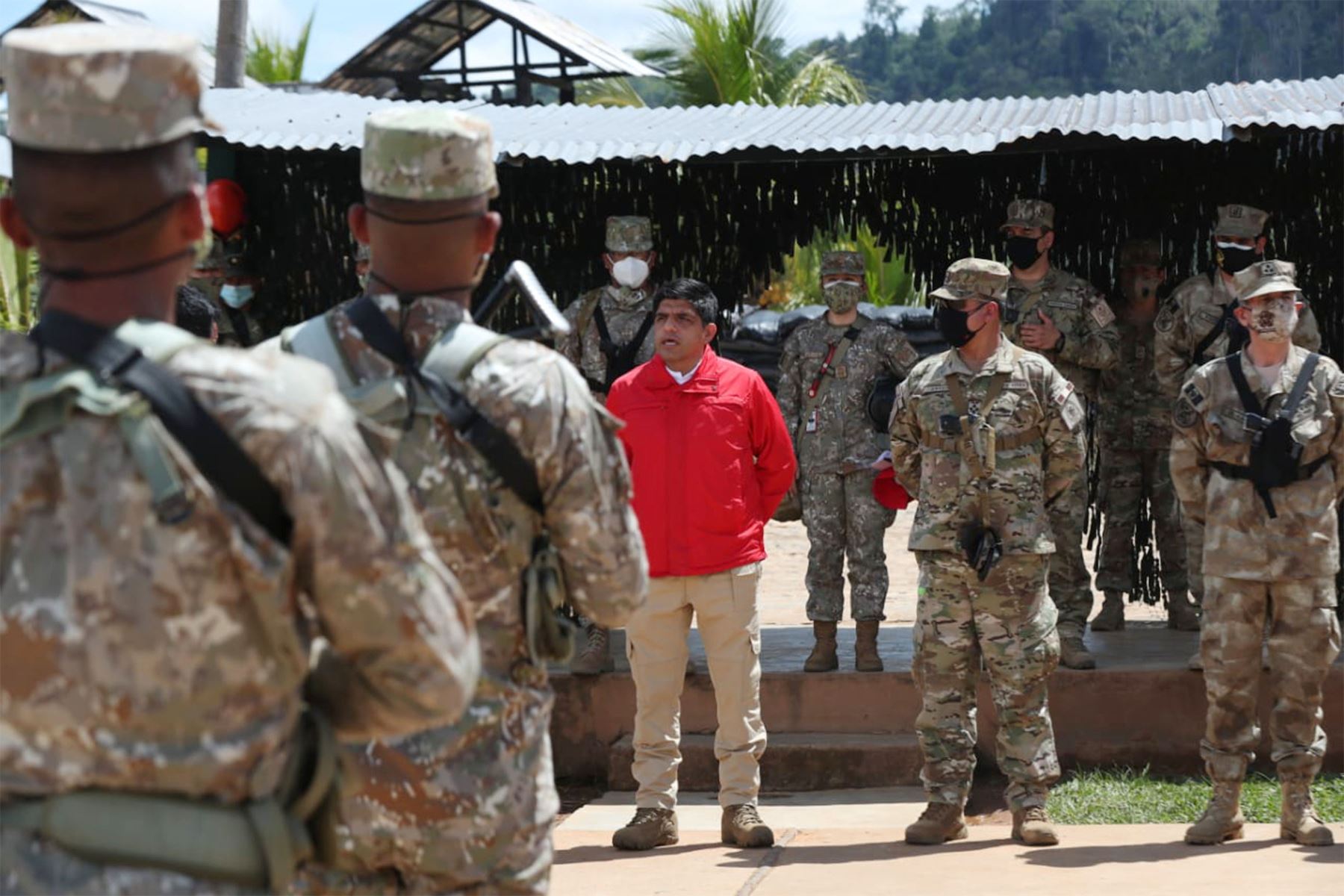 Ministro de Defensa, Juan Carrasco, llega a Mazamari para realizar una visita de inspección a las bases militares del VRAEM. Foto: Mindef