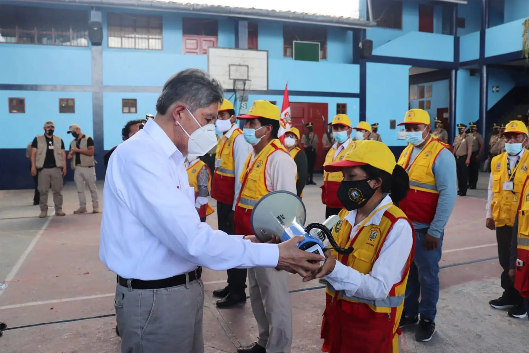 El ministro del Interior, Avelino Guillén, participó de la ceremonia de juramentación de las Juntas Vecinales de Seguridad Ciudadana de Huamanga, Ayacucho y entrega equipos e indumentaria a la Unidad Especializada de Emergencia y Rescate de la Policía.
Foto: Mininter
