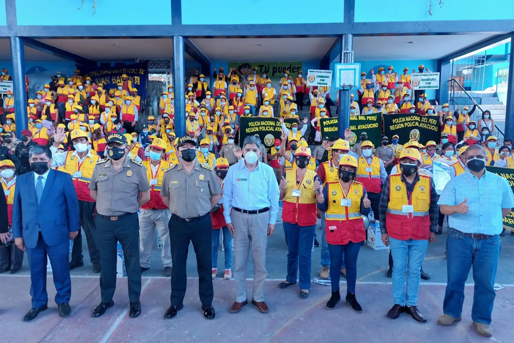 El ministro del Interior, Avelino Guillén, participó de la ceremonia de juramentación de las Juntas Vecinales de Seguridad Ciudadana de Huamanga, Ayacucho y entrega equipos e indumentaria a la Unidad Especializada de Emergencia y Rescate de la Policía.
Foto: Mininter