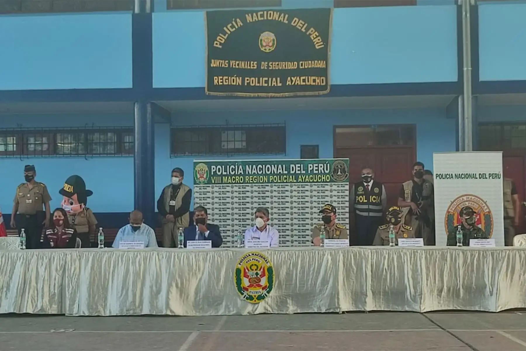 El ministro del Interior, Avelino Guillén, participó de la ceremonia de juramentación de las Juntas Vecinales de Seguridad Ciudadana de Huamanga, Ayacucho y entrega equipos e indumentaria a la Unidad Especializada de Emergencia y Rescate de la Policía.
Foto: Mininter