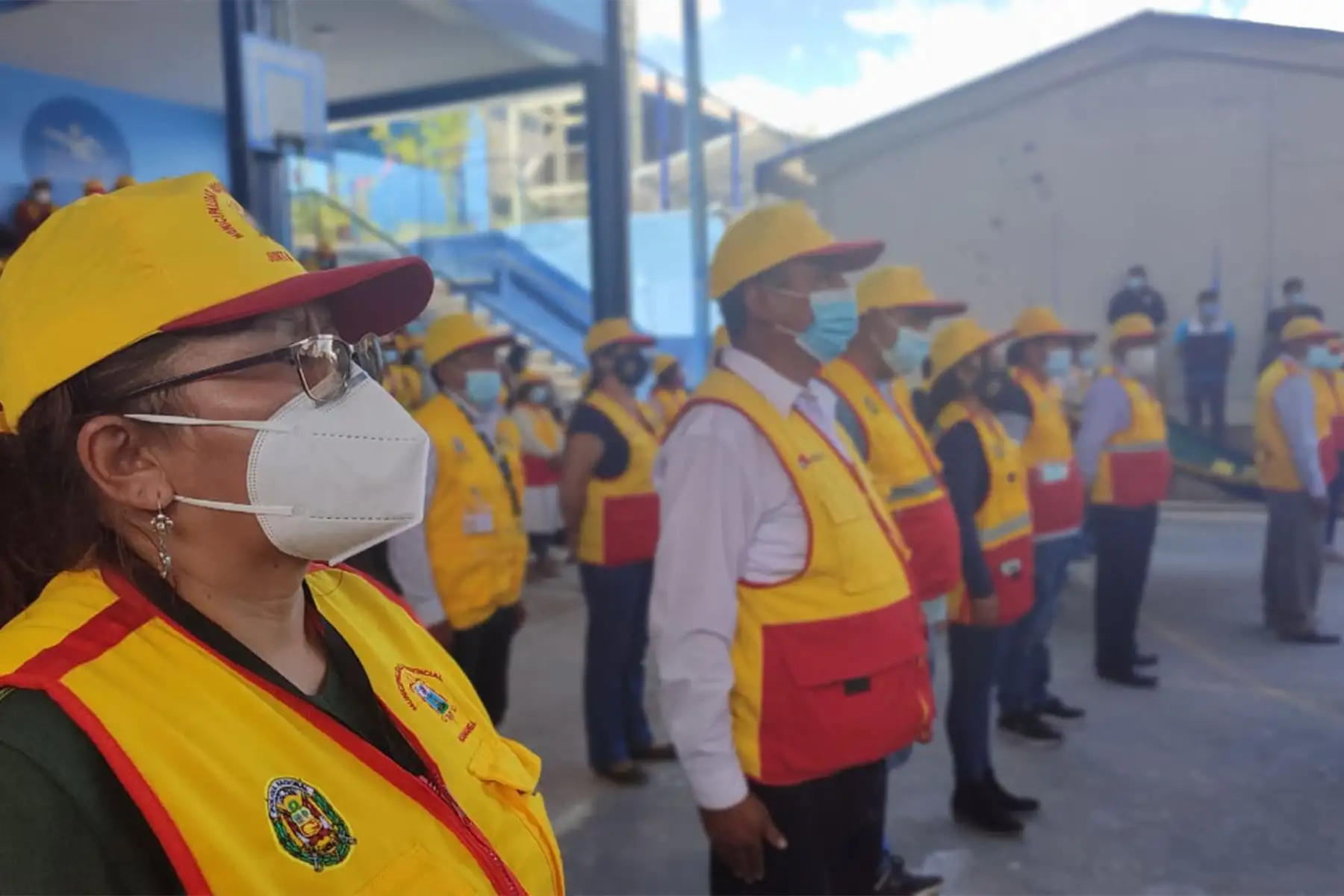 El ministro del Interior, Avelino Guillén, participó de la ceremonia de juramentación de las Juntas Vecinales de Seguridad Ciudadana de Huamanga, Ayacucho y entrega equipos e indumentaria a la Unidad Especializada de Emergencia y Rescate de la Policía.
Foto: Mininter