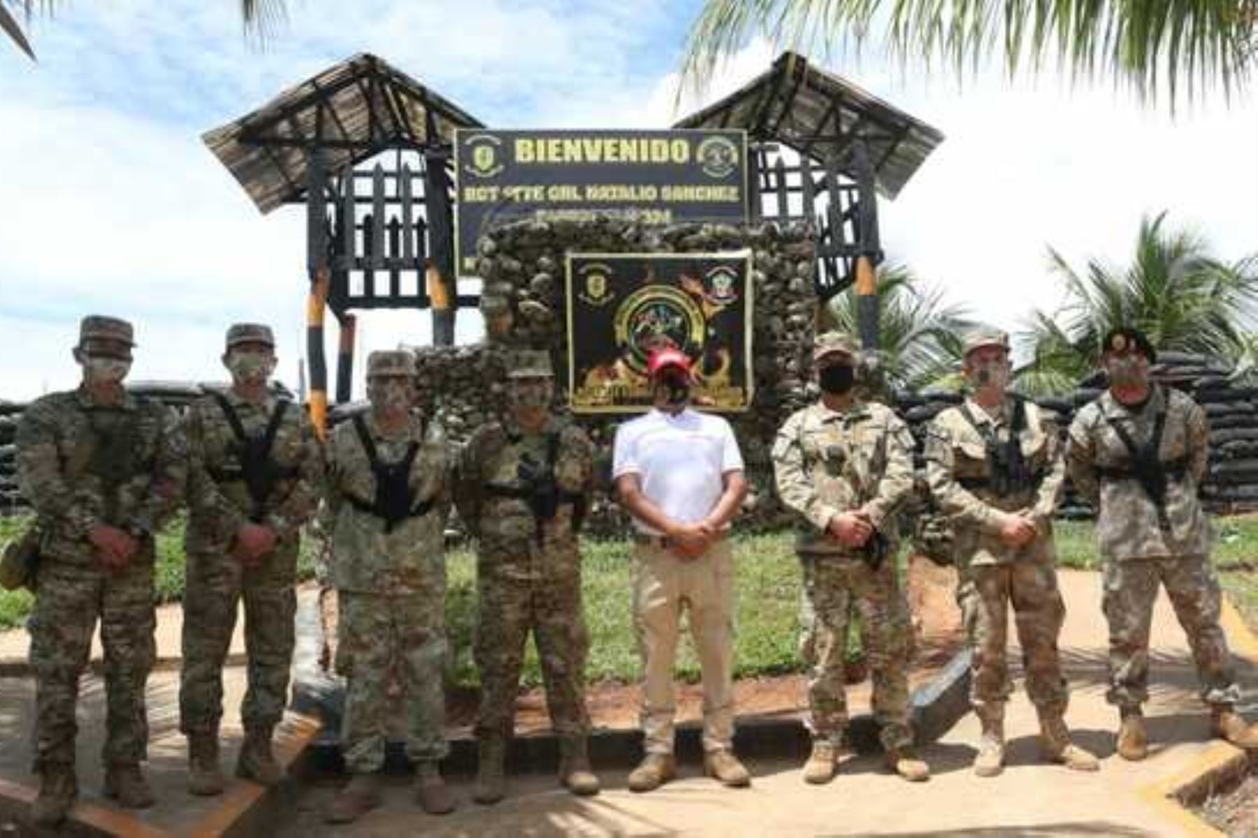 Carrasco visitó primero la base contraterrorista del Valle de Esmeralda, en la región Junín, ante cuyo personal refirió que conoce la vida militar, así como el trabajo sacrificado que realizan las Fuerzas Armadas. Foto: MINDEF.