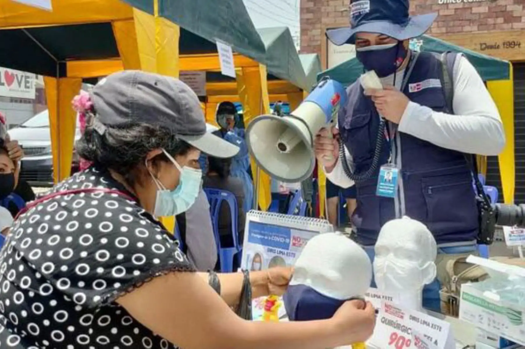 El programa MIMO se orientó a las personas sobre el porcentaje de la protección de las mascarillas: quirúrgica (32%) KN95 (75%), quirúrgica más tela (90%) y KN95 más sujetador (97%). Foto: ANDINA/ Minsa.