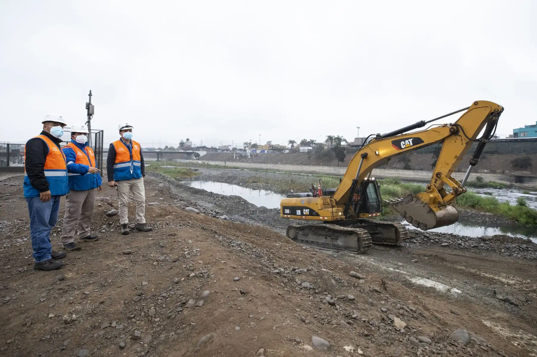 La Municipalidad de Lima supervisa los trabajos de descolmatación en los principales ríos de la ciudad. Estas acciones permiten mejorar la capacidad hidráulica del cauce de los ríos Chillón, Rímac y Lurín, y así mitigar los daños que podrían ocurrir ante inundaciones. Foto: MML