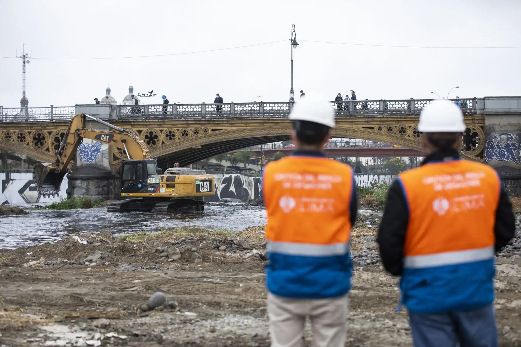 La Municipalidad de Lima supervisa los trabajos de descolmatación en los principales ríos de la ciudad. Estas acciones permiten mejorar la capacidad hidráulica del cauce de los ríos Chillón, Rímac y Lurín, y así mitigar los daños que podrían ocurrir ante inundaciones. Foto: MML