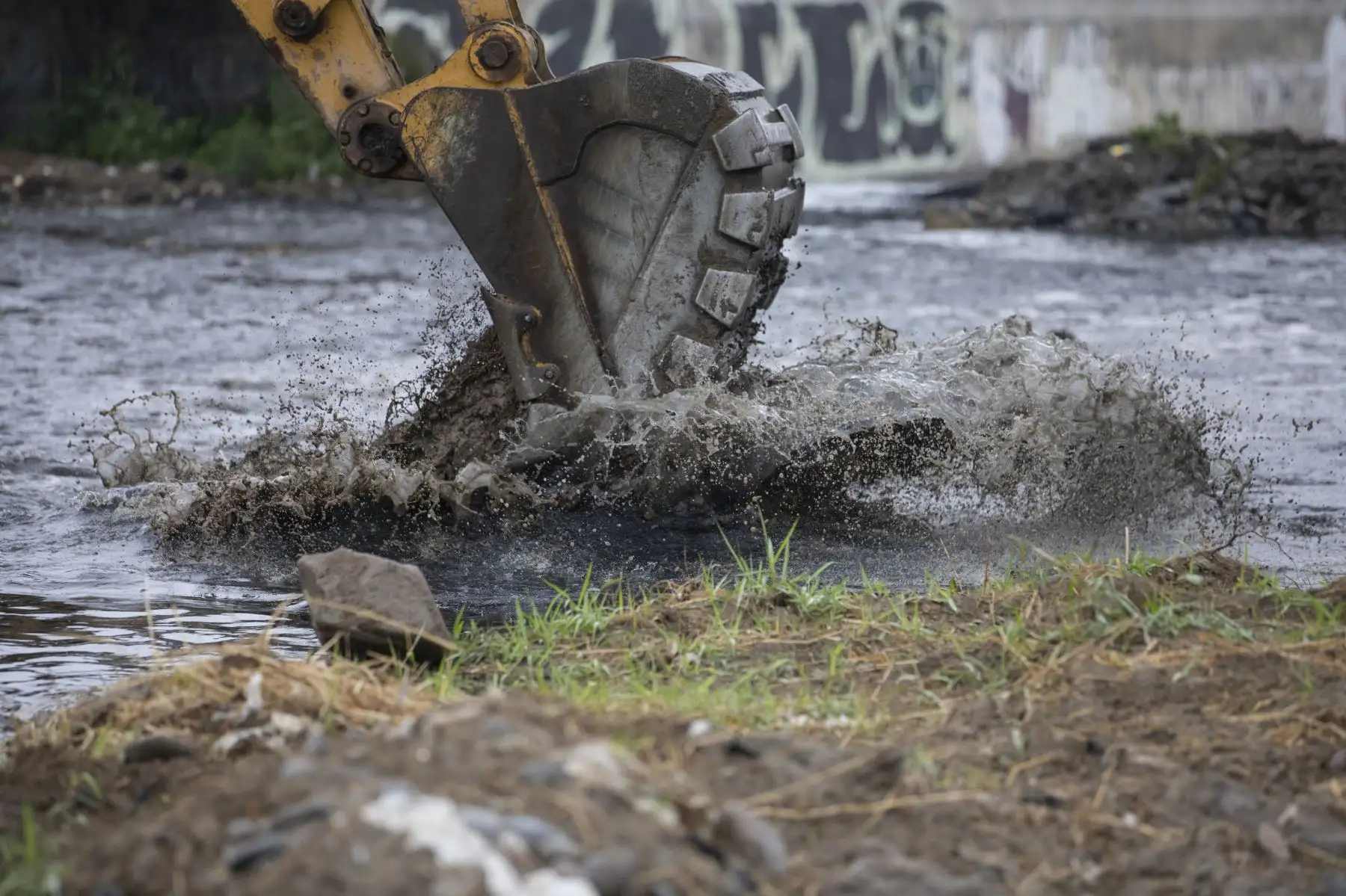 La Municipalidad de Lima supervisa los trabajos de descolmatación en los principales ríos de la ciudad. Estas acciones permiten mejorar la capacidad hidráulica del cauce de los ríos Chillón, Rímac y Lurín, y así mitigar los daños que podrían ocurrir ante inundaciones. Foto: MML