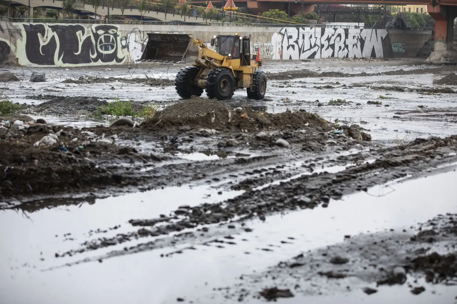 La Municipalidad de Lima supervisa los trabajos de descolmatación en los principales ríos de la ciudad. Estas acciones permiten mejorar la capacidad hidráulica del cauce de los ríos Chillón, Rímac y Lurín, y así mitigar los daños que podrían ocurrir ante inundaciones. Foto: MML