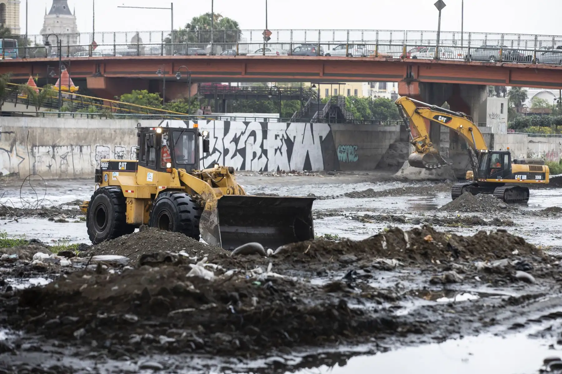 La Municipalidad de Lima supervisa los trabajos de descolmatación en los principales ríos de la ciudad. Estas acciones permiten mejorar la capacidad hidráulica del cauce de los ríos Chillón, Rímac y Lurín, y así mitigar los daños que podrían ocurrir ante inundaciones. Foto: MML