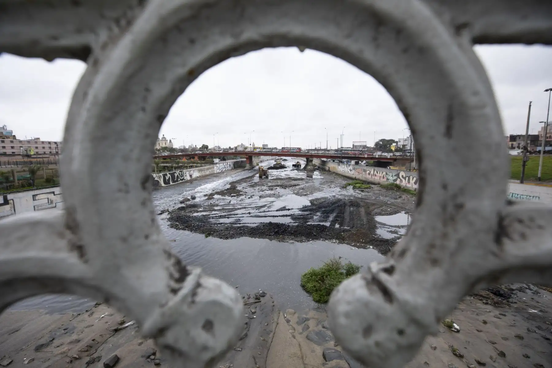 La Municipalidad de Lima supervisa los trabajos de descolmatación en los principales ríos de la ciudad. Estas acciones permiten mejorar la capacidad hidráulica del cauce de los ríos Chillón, Rímac y Lurín, y así mitigar los daños que podrían ocurrir ante inundaciones. Foto: MML