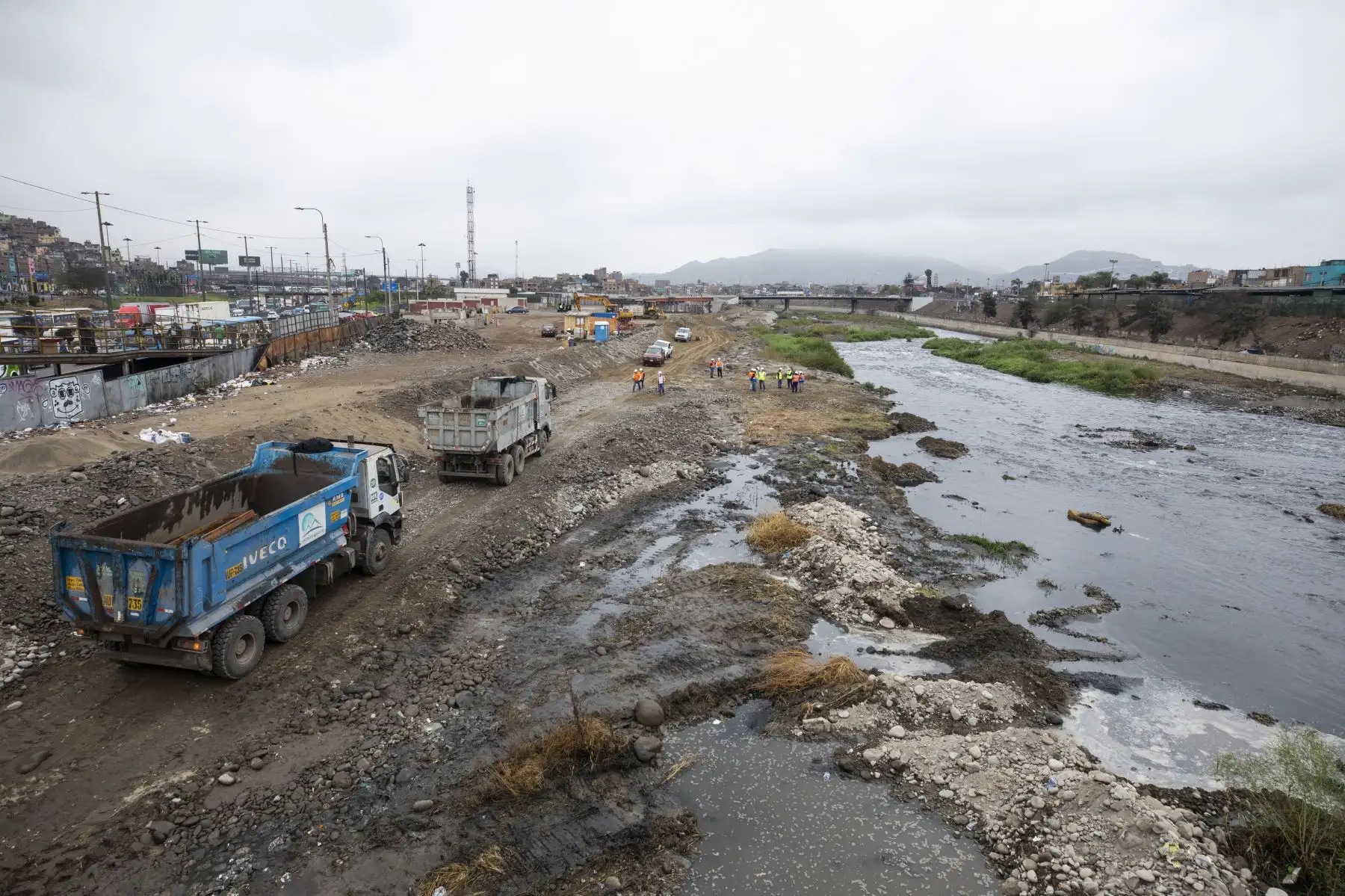 La Municipalidad de Lima supervisa los trabajos de descolmatación en los principales ríos de la ciudad. Estas acciones permiten mejorar la capacidad hidráulica del cauce de los ríos Chillón, Rímac y Lurín, y así mitigar los daños que podrían ocurrir ante inundaciones. Foto: MML