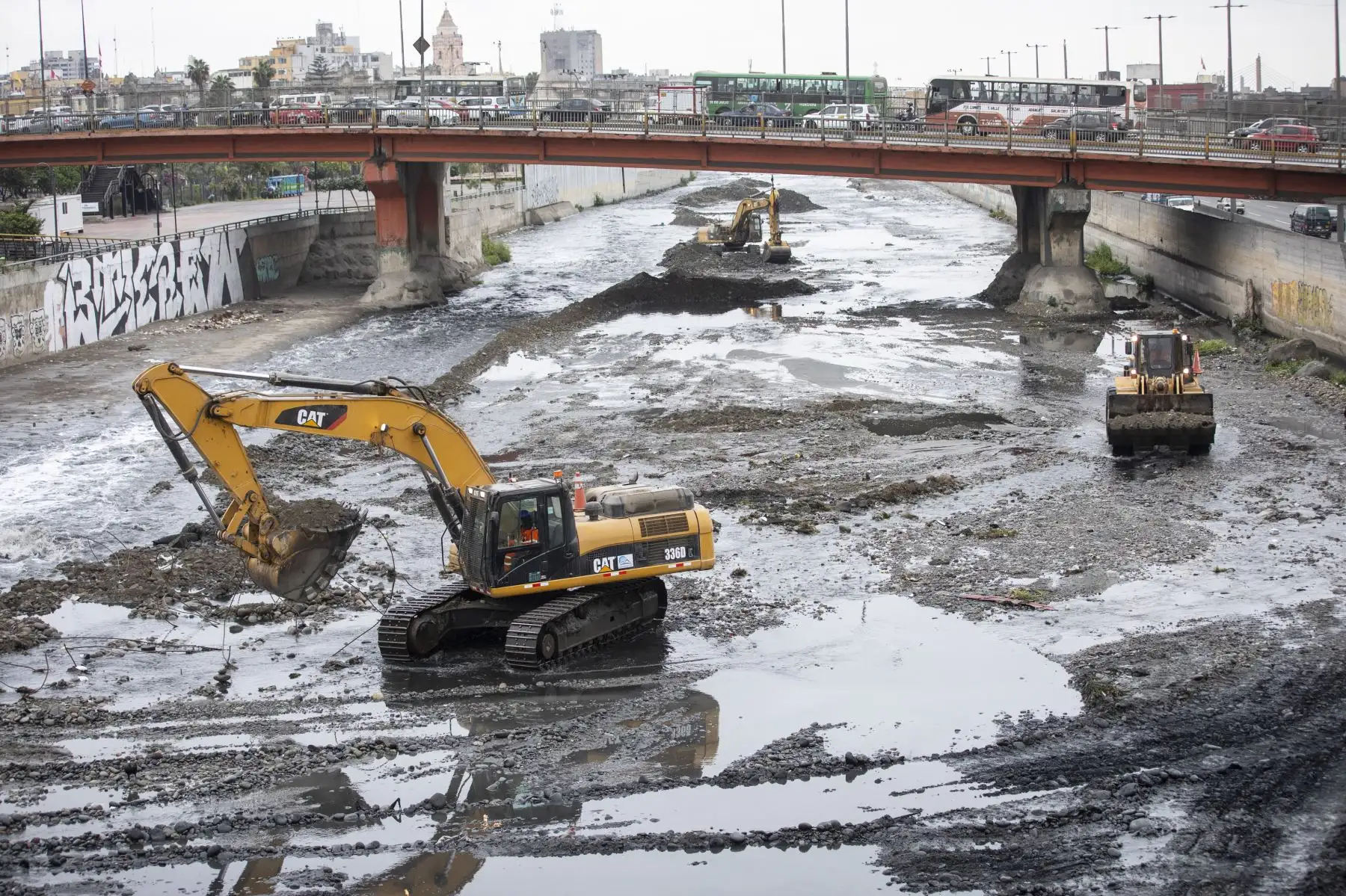 La Municipalidad de Lima supervisa los trabajos de descolmatación en los principales ríos de la ciudad. Estas acciones permiten mejorar la capacidad hidráulica del cauce de los ríos Chillón, Rímac y Lurín, y así mitigar los daños que podrían ocurrir ante inundaciones. Foto: MML