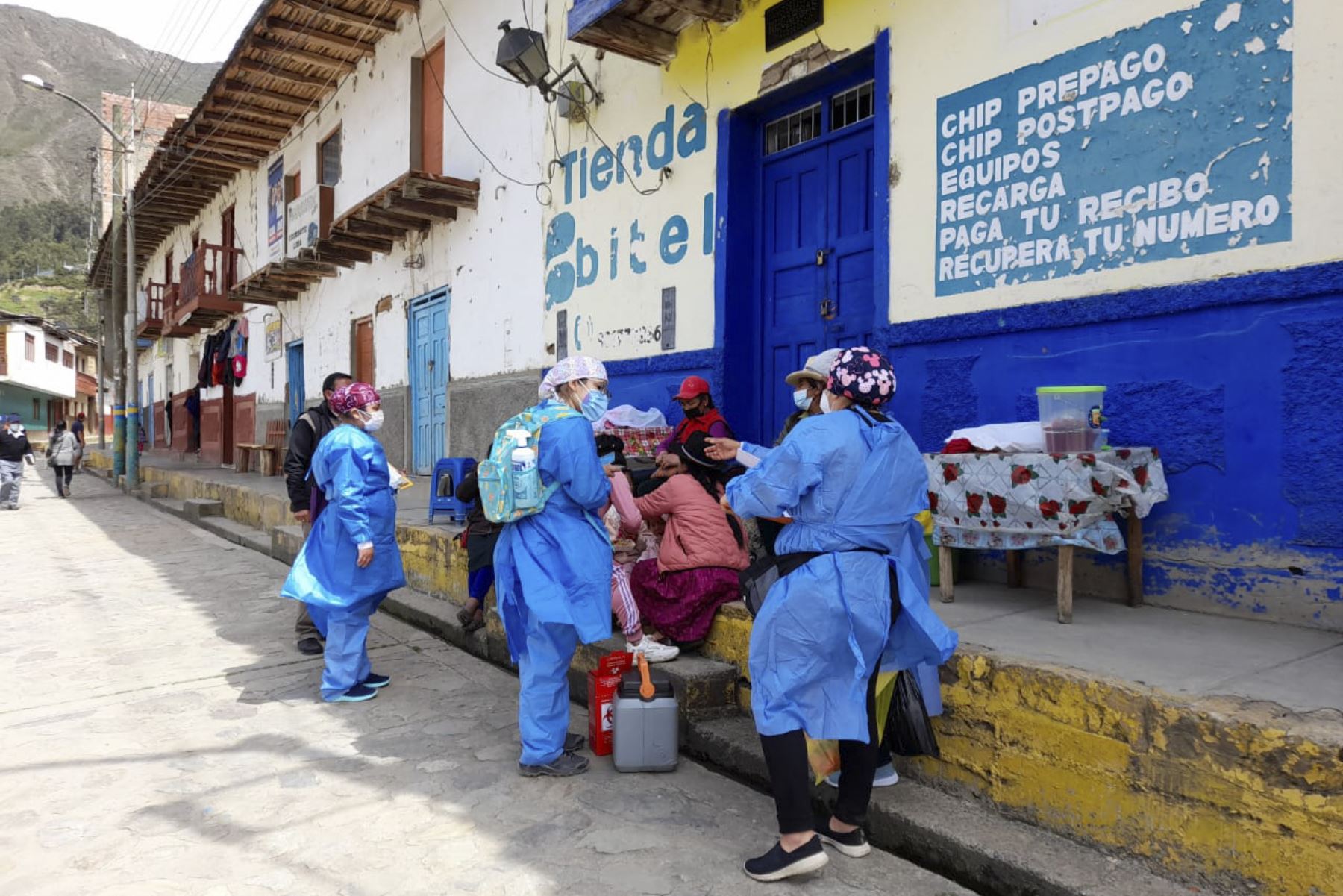 Las brigadas van vivienda por vivienda de todo el distrito de Conchucos para aplicar la primera y segunda dosis de la vacuna contra el covid-19. Foto: ANDINA/Difusión