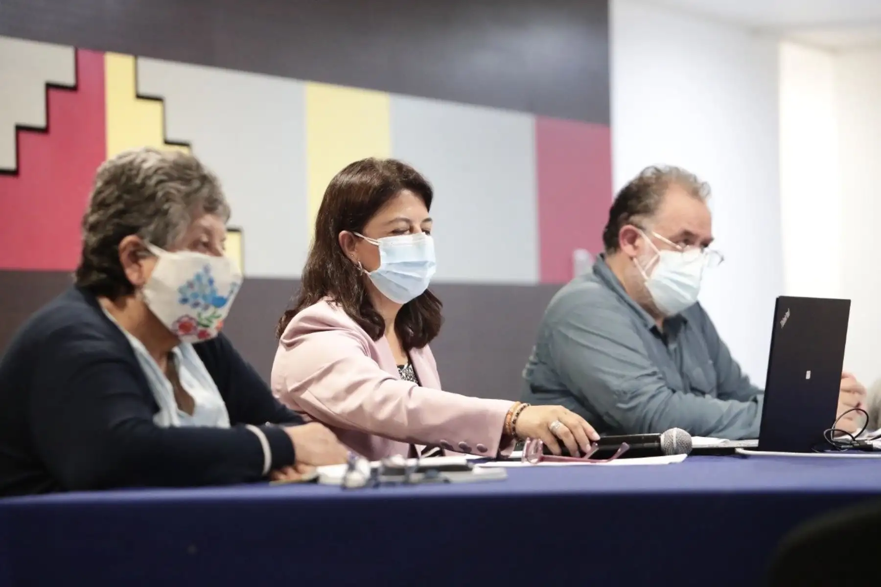 La ministra de Cultura, Gisela Ortiz, la viceministra de Interculturalidad, Rocilda Nunta, y varios funcionarios del Ministerio, participaron de la IX Sesión Ordinaria de la Comisión de Cultura y Patrimonio Cultural del Congreso. Se trató el sustento a las observaciones a la autógrafa de Ley que modifica la Ley General de Patrimonio Cultural de la Nación, así como la sustentación a la propuesta de modificación de la denominación del Ministerio de Cultura por Ministerio de las Culturas. Foto: Mincul