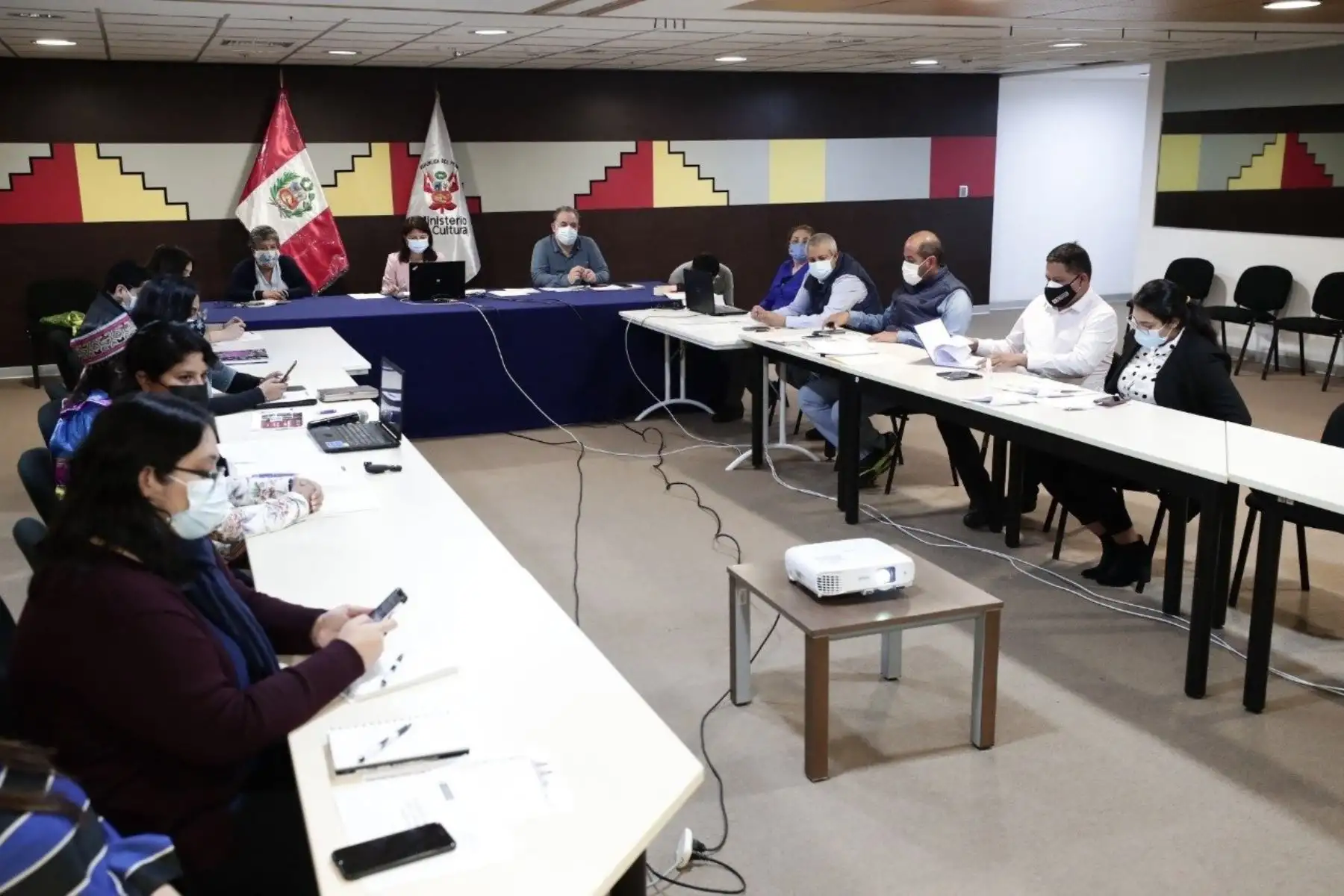 La ministra de Cultura, Gisela Ortiz, la viceministra de Interculturalidad, Rocilda Nunta, y varios funcionarios del Ministerio, participaron de la IX Sesión Ordinaria de la Comisión de Cultura y Patrimonio Cultural del Congreso. Se trató el sustento a las observaciones a la autógrafa de Ley que modifica la Ley General de Patrimonio Cultural de la Nación, así como la sustentación a la propuesta de modificación de la denominación del Ministerio de Cultura por Ministerio de las Culturas. Foto: Mincul