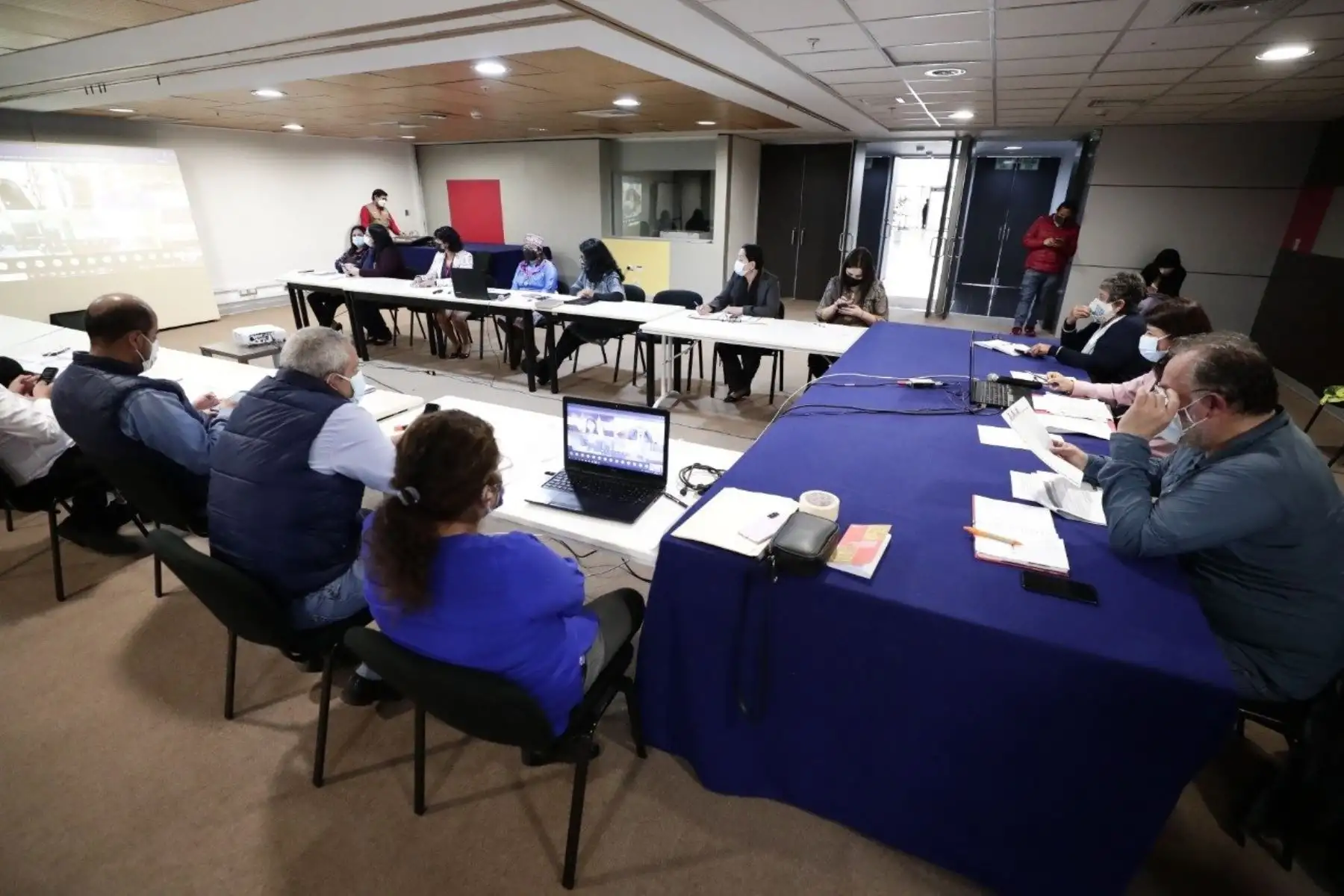 La ministra de Cultura, Gisela Ortiz, la viceministra de Interculturalidad, Rocilda Nunta, y varios funcionarios del Ministerio, participaron de la IX Sesión Ordinaria de la Comisión de Cultura y Patrimonio Cultural del Congreso. Se trató el sustento a las observaciones a la autógrafa de Ley que modifica la Ley General de Patrimonio Cultural de la Nación, así como la sustentación a la propuesta de modificación de la denominación del Ministerio de Cultura por Ministerio de las Culturas. Foto: Mincul