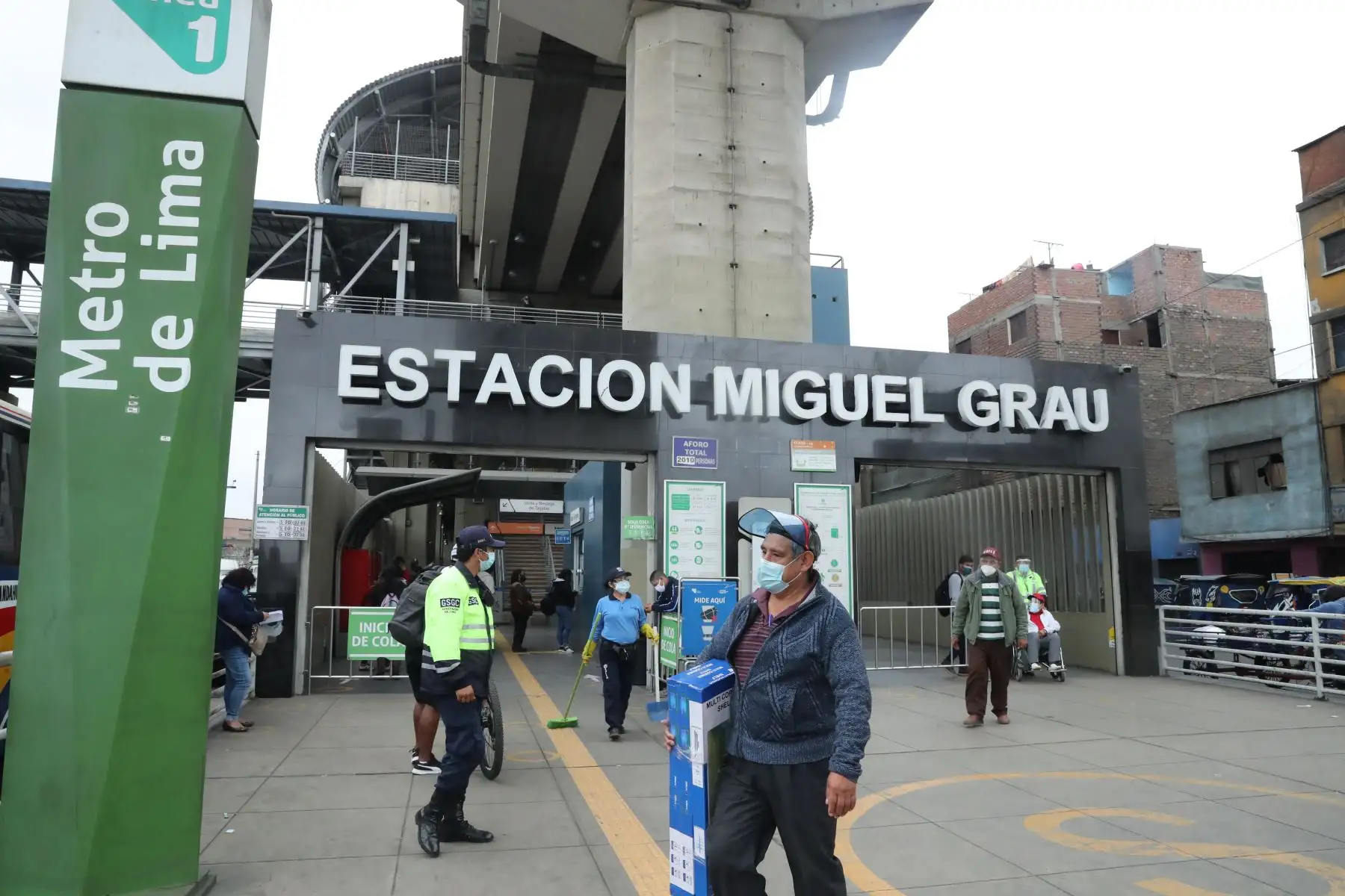 El uso de protectores faciales continúa siendo obligatorio en las estaciones del Metro de Lima. Foto: ANDINA/Andrés Valle