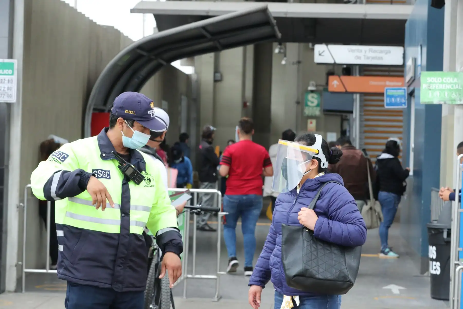 El uso de protectores faciales continúa siendo obligatorio en las estaciones del Metro de Lima. Foto: ANDINA/Andrés Valle