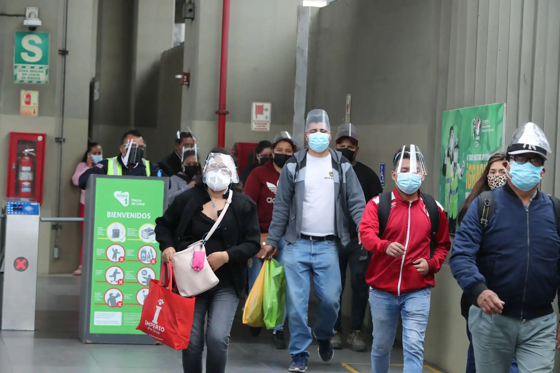 El uso de protectores faciales continúa siendo obligatorio en las estaciones del Metro de Lima. Foto: ANDINA/Andrés Valle