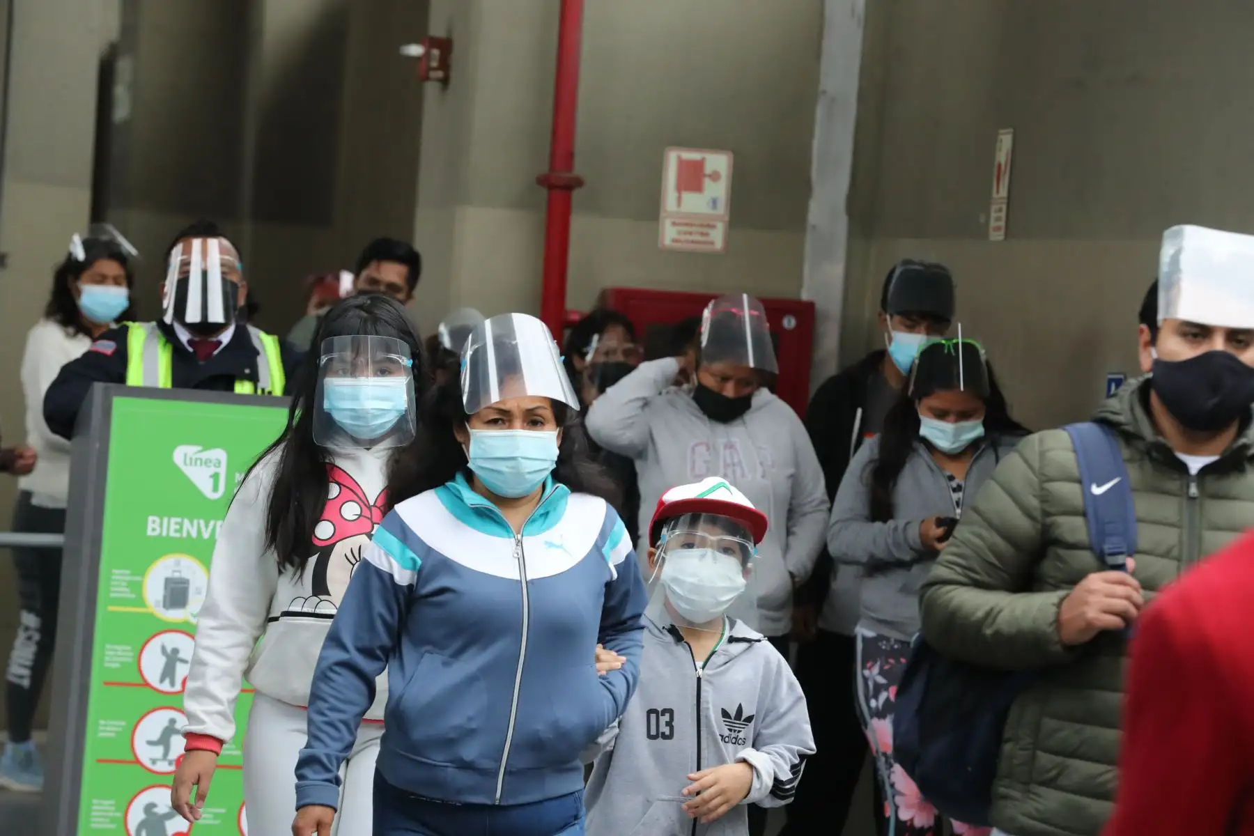 El uso de protectores faciales continúa siendo obligatorio en las estaciones del Metro de Lima. Foto: ANDINA/Andrés Valle