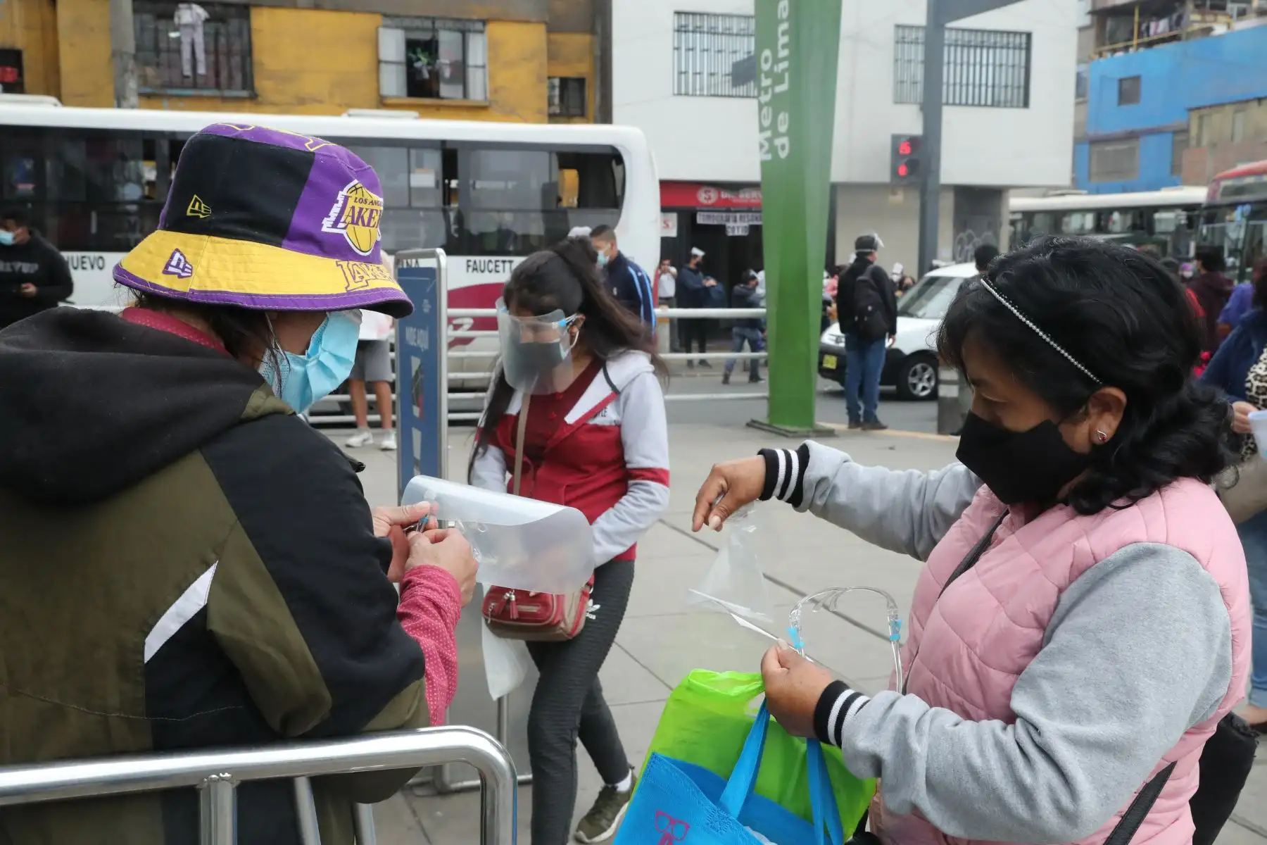 El uso de protectores faciales continúa siendo obligatorio en las estaciones del Metro de Lima. Foto: ANDINA/Andrés Valle