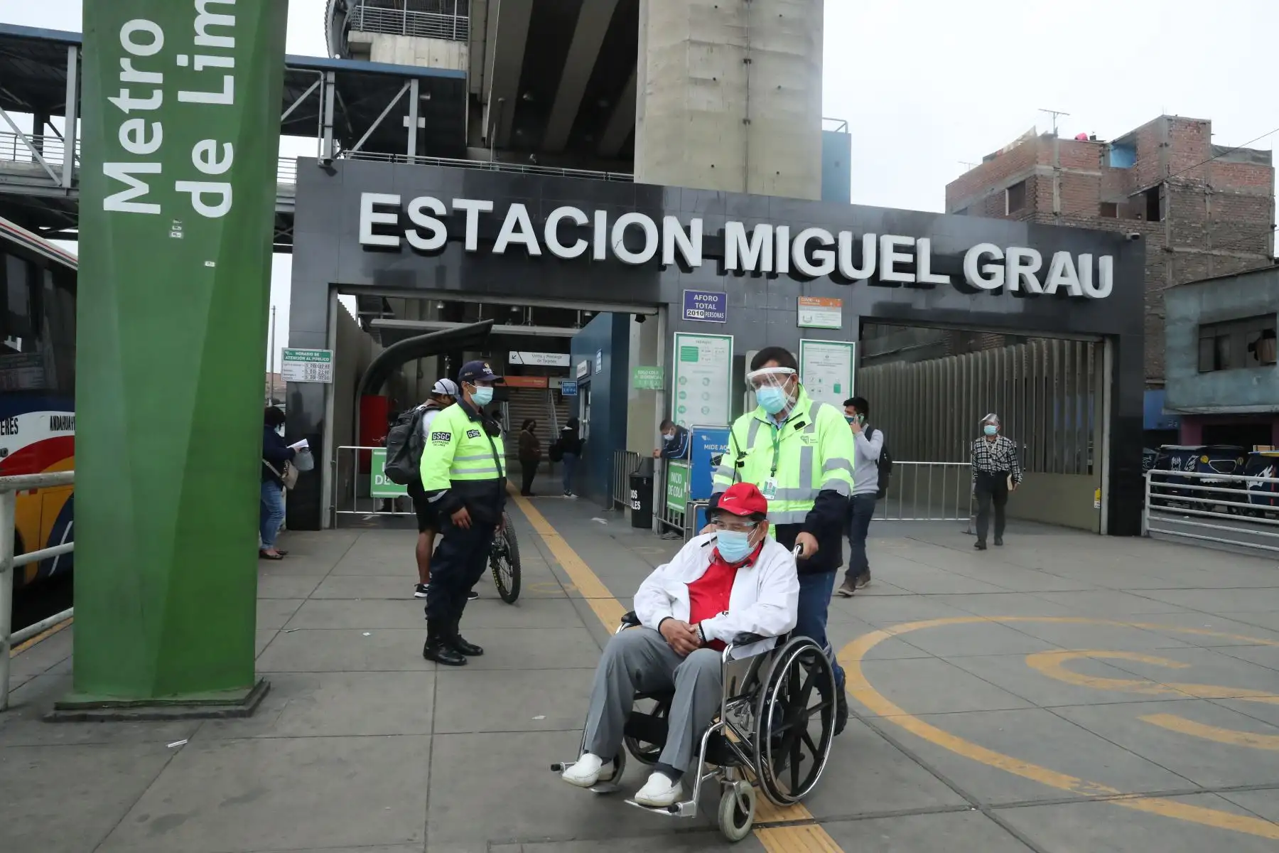 El uso de protectores faciales continúa siendo obligatorio en las estaciones del Metro de Lima. Foto: ANDINA/Andrés Valle