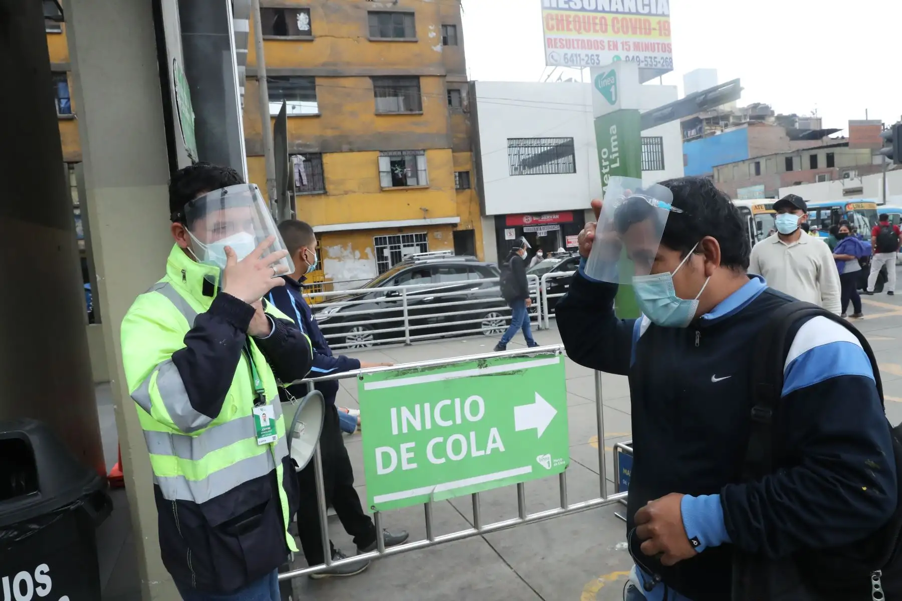 El uso de protectores faciales continúa siendo obligatorio en las estaciones del Metro de Lima. Foto: ANDINA/Andrés Valle