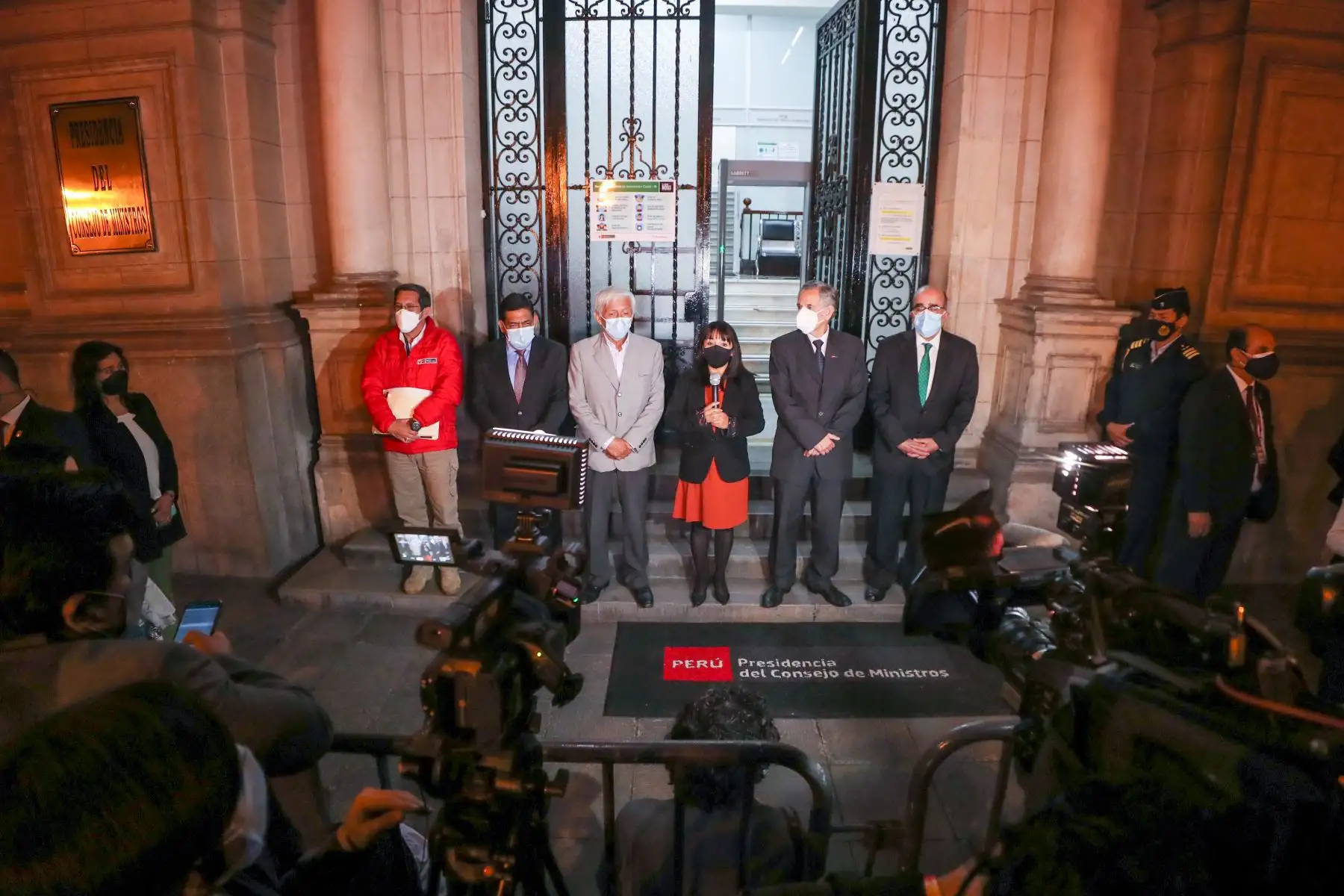 La presidenta del Consejo de Ministros, Mirtha Vásquez, se reunió con miembros de la Sociedad Nacional de Minería, Petróleo y Energía en la sede de la PCM. Foto: PCM