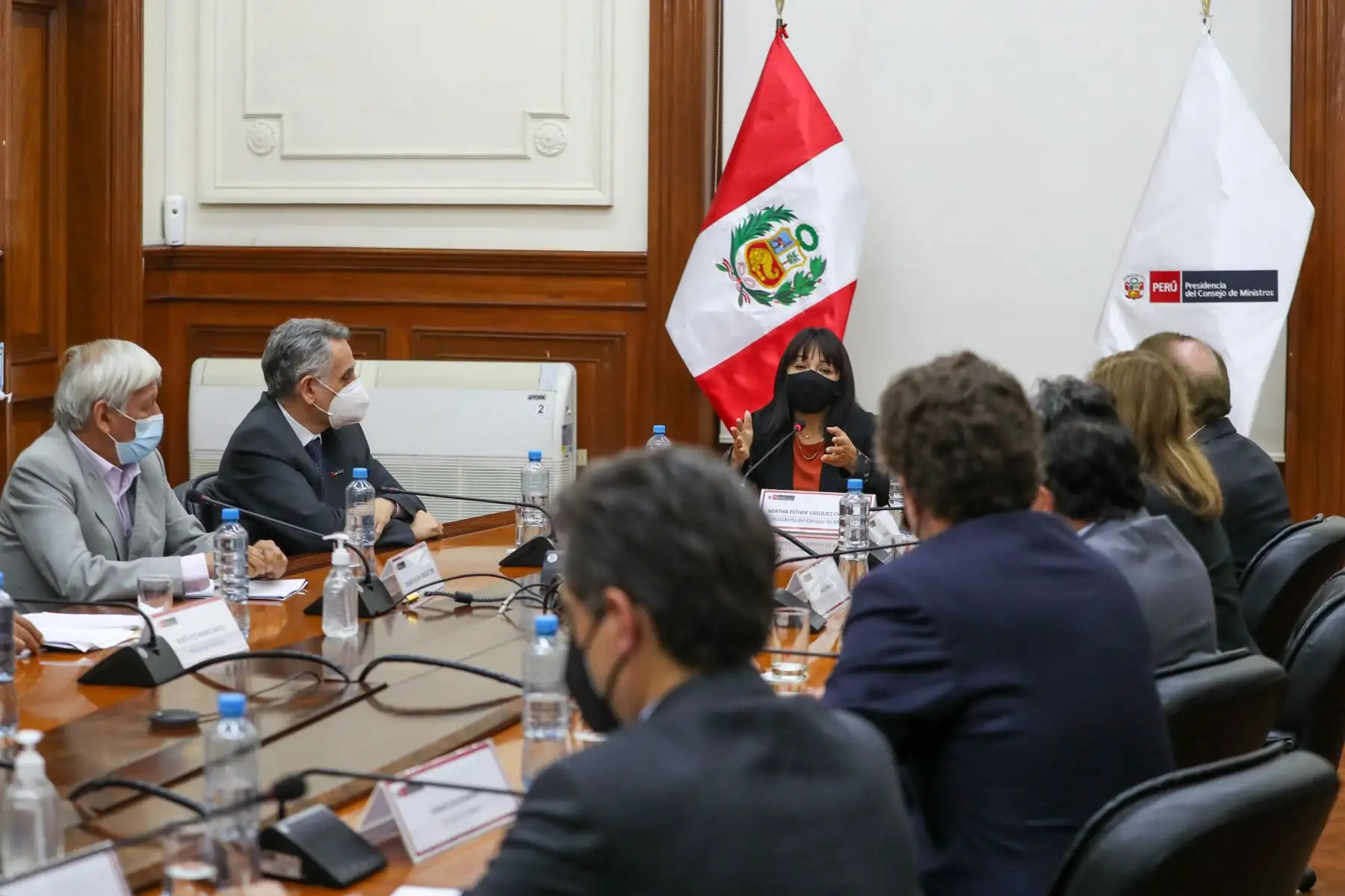 La presidenta del Consejo de Ministros, Mirtha Vásquez, se reunió con miembros de la Sociedad Nacional de Minería, Petróleo y Energía en la sede de la PCM. Foto: PCM