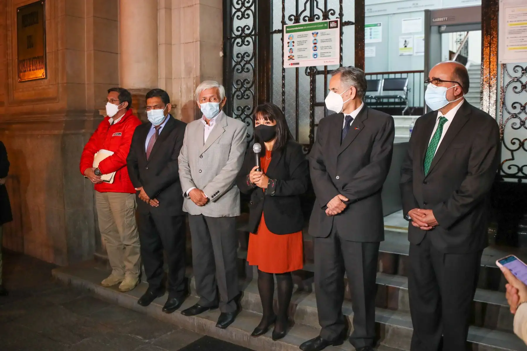 La presidenta del Consejo de Ministros, Mirtha Vásquez, se reunió con miembros de la Sociedad Nacional de Minería, Petróleo y Energía en la sede de la PCM. Foto: PCM