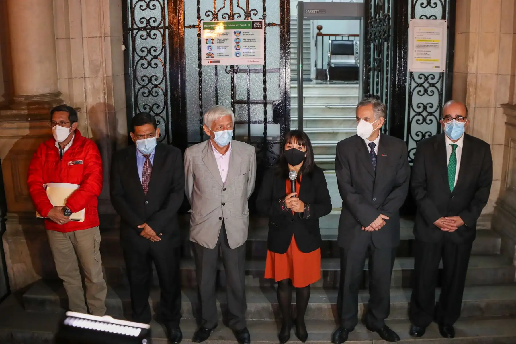 La presidenta del Consejo de Ministros, Mirtha Vásquez, se reunió con miembros de la Sociedad Nacional de Minería, Petróleo y Energía en la sede de la PCM. Foto: PCM