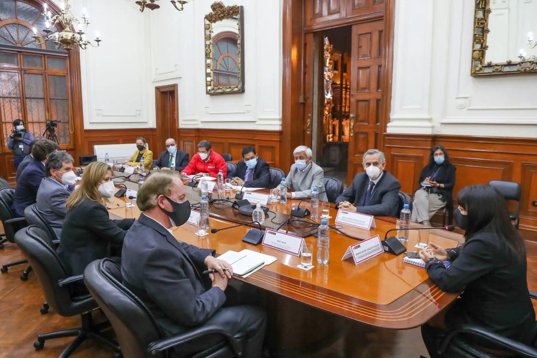 La presidenta del Consejo de Ministros, Mirtha Vásquez, se reunió con miembros de la Sociedad Nacional de Minería, Petróleo y Energía en la sede de la PCM. Foto: PCM