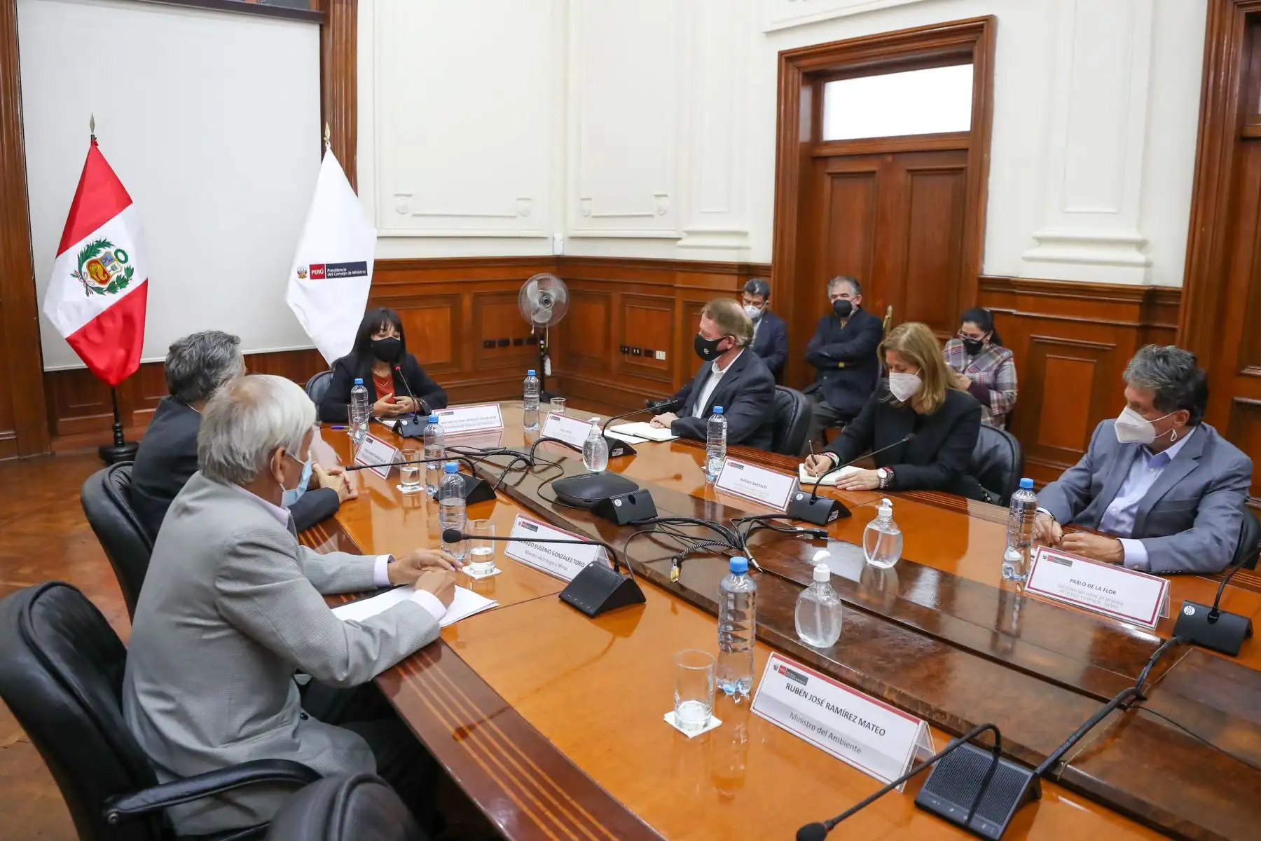 La presidenta del Consejo de Ministros, Mirtha Vásquez, se reunió con miembros de la Sociedad Nacional de Minería, Petróleo y Energía en la sede de la PCM. Foto: PCM