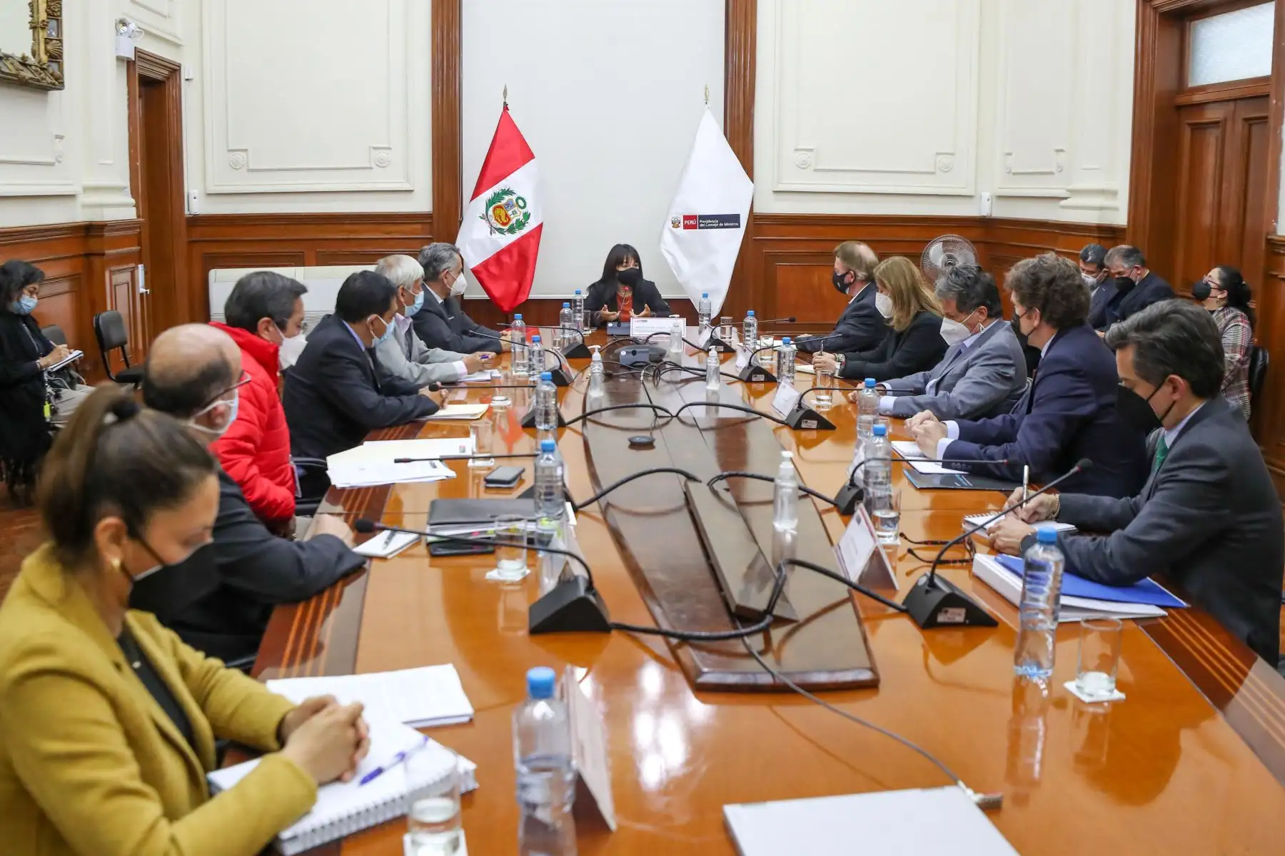 La presidenta del Consejo de Ministros, Mirtha Vásquez, se reunió con miembros de la Sociedad Nacional de Minería, Petróleo y Energía en la sede de la PCM. Foto: PCM