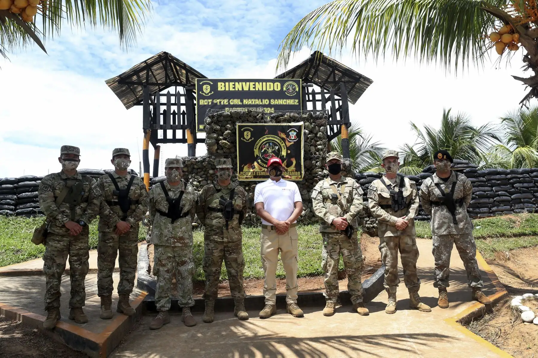 Como parte de la conducción de las operaciones en el VRAEM, el Ministro de Defensa, Juan Carrasco, junto al Jefe del Comando Conjunto, Manuel Gómez de la Torre, los Comandantes Generales de la FAP, Ejército y representante del CG de la Marina de Guerra, realizaron una visita a las Bases de Control Territorial y al Puesto Comando del Comando Especial del VRAEM, zonas desde donde nuestros soldados luchan por la pacificación del país. Foto: Mindef