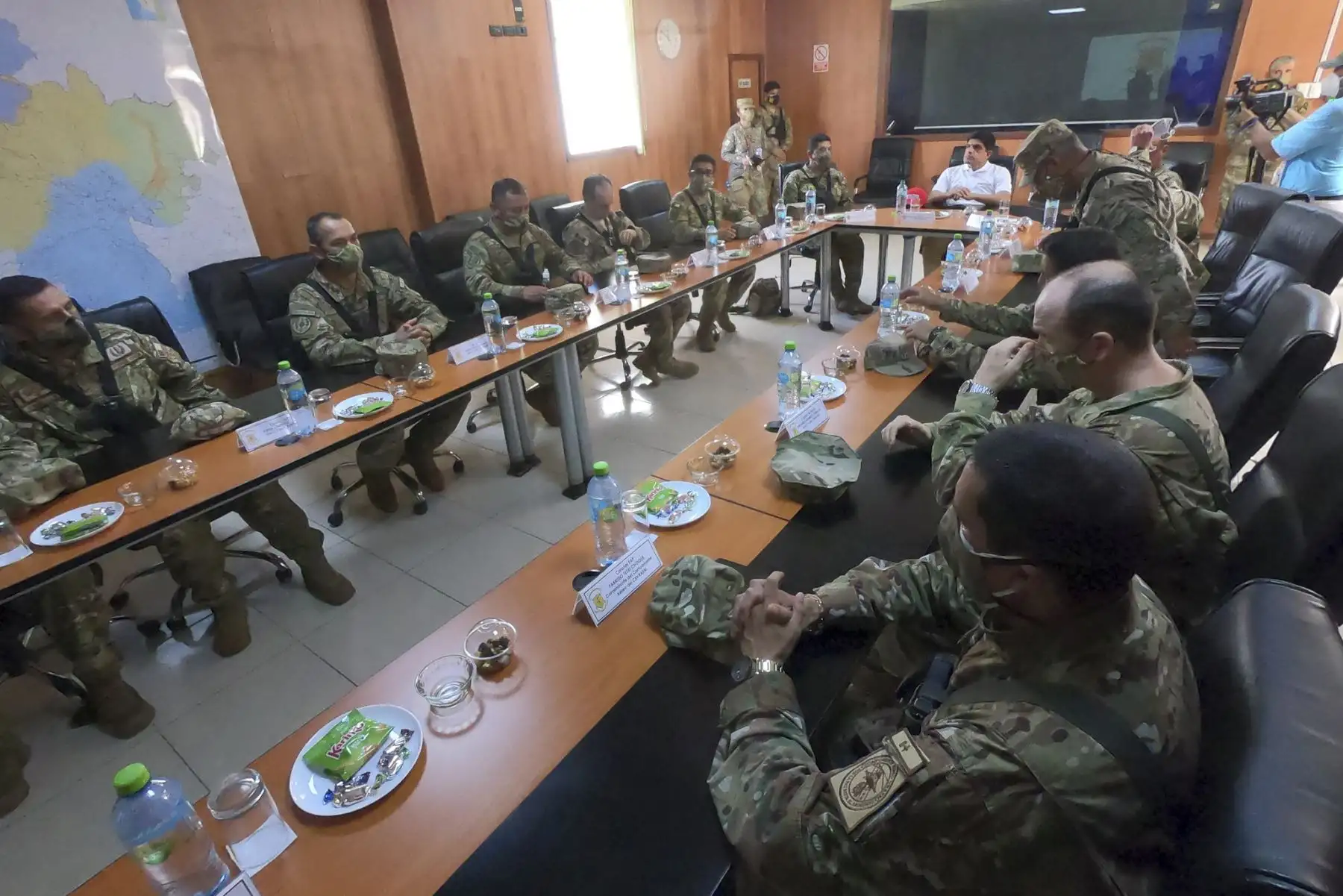 Como parte de la conducción de las operaciones en el VRAEM, el Ministro de Defensa, Juan Carrasco, junto al Jefe del Comando Conjunto, Manuel Gómez de la Torre, los Comandantes Generales de la FAP, Ejército y representante del CG de la Marina de Guerra, realizaron una visita a las Bases de Control Territorial y al Puesto Comando del Comando Especial del VRAEM, zonas desde donde nuestros soldados luchan por la pacificación del país. Foto: Mindef