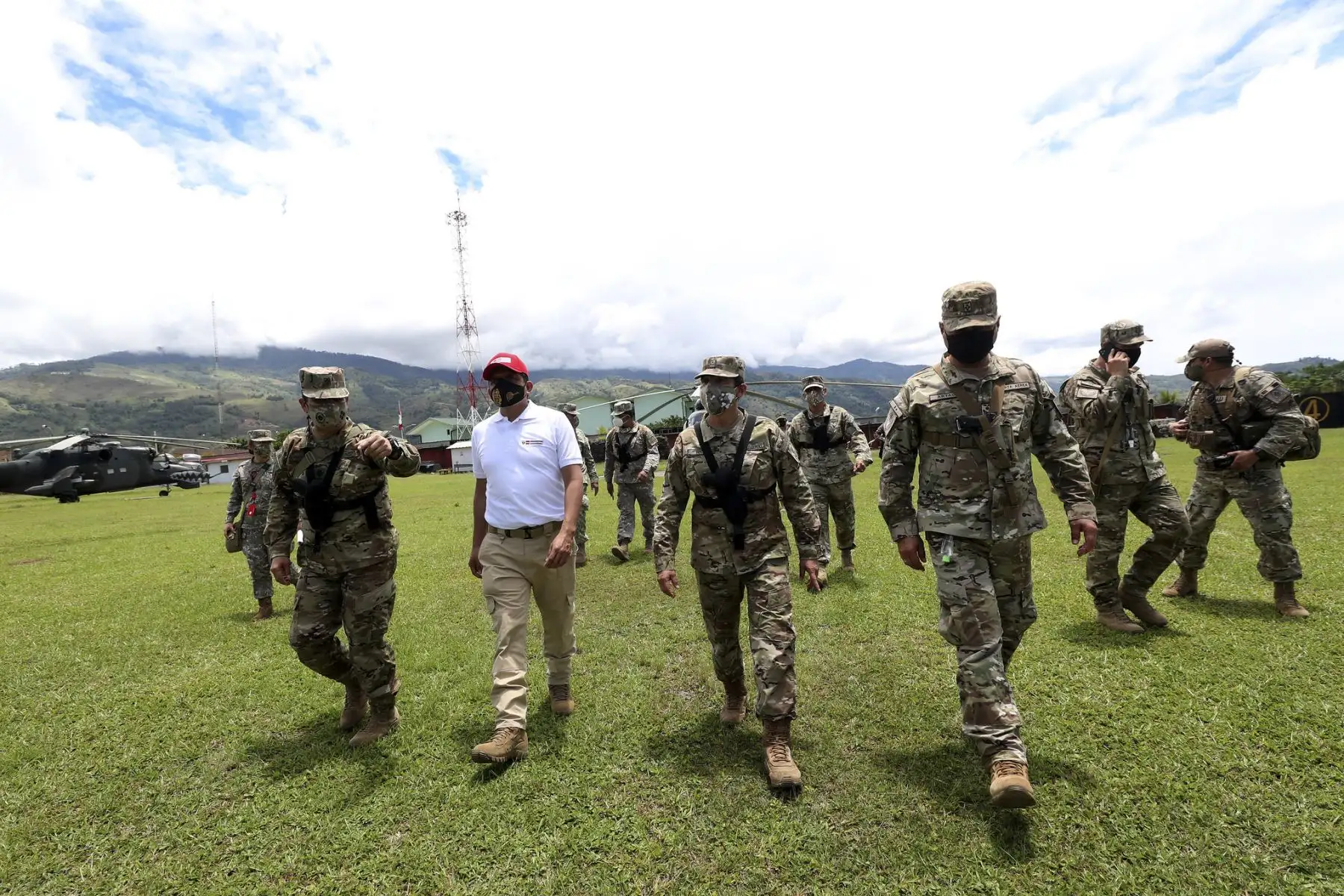 Como parte de la conducción de las operaciones en el VRAEM, el Ministro de Defensa, Juan Carrasco, junto al Jefe del Comando Conjunto, Manuel Gómez de la Torre, los Comandantes Generales de la FAP, Ejército y representante del CG de la Marina de Guerra, realizaron una visita a las Bases de Control Territorial y al Puesto Comando del Comando Especial del VRAEM, zonas desde donde nuestros soldados luchan por la pacificación del país. Foto: Mindef