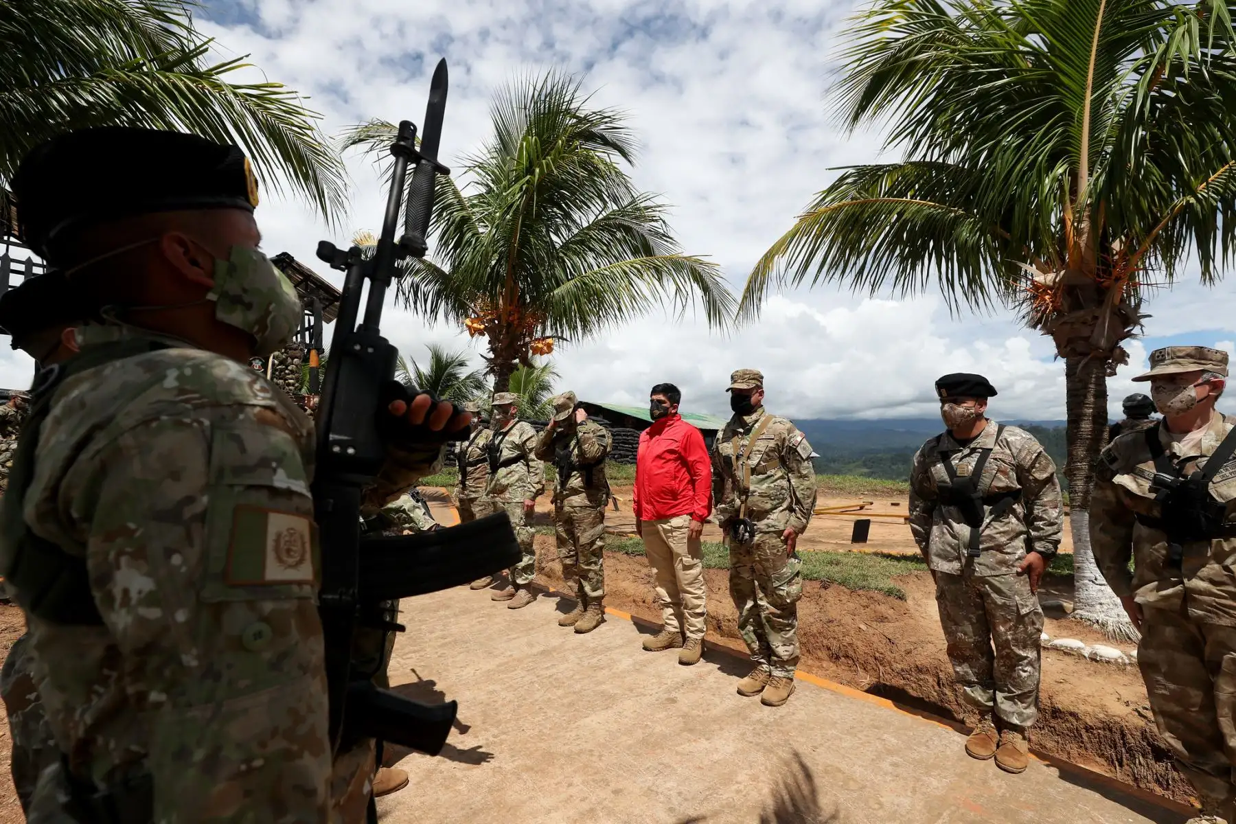 Como parte de la conducción de las operaciones en el VRAEM, el Ministro de Defensa, Juan Carrasco, junto al Jefe del Comando Conjunto, Manuel Gómez de la Torre, los Comandantes Generales de la FAP, Ejército y representante del CG de la Marina de Guerra, realizaron una visita a las Bases de Control Territorial y al Puesto Comando del Comando Especial del VRAEM, zonas desde donde nuestros soldados luchan por la pacificación del país. Foto: Mindef