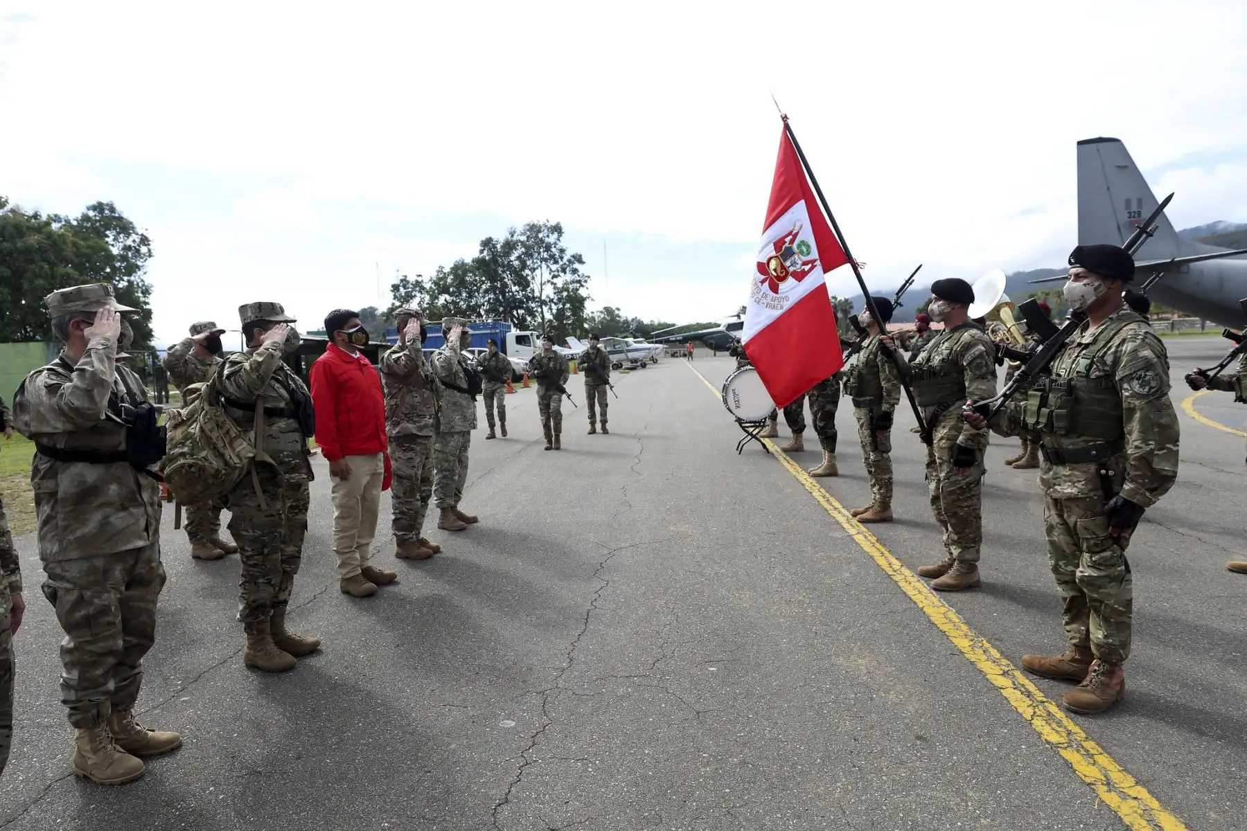 Como parte de la conducción de las operaciones en el VRAEM, el Ministro de Defensa, Juan Carrasco, junto al Jefe del Comando Conjunto, Manuel Gómez de la Torre, los Comandantes Generales de la FAP, Ejército y representante del CG de la Marina de Guerra, realizaron una visita a las Bases de Control Territorial y al Puesto Comando del Comando Especial del VRAEM, zonas desde donde nuestros soldados luchan por la pacificación del país. Foto: Mindef
