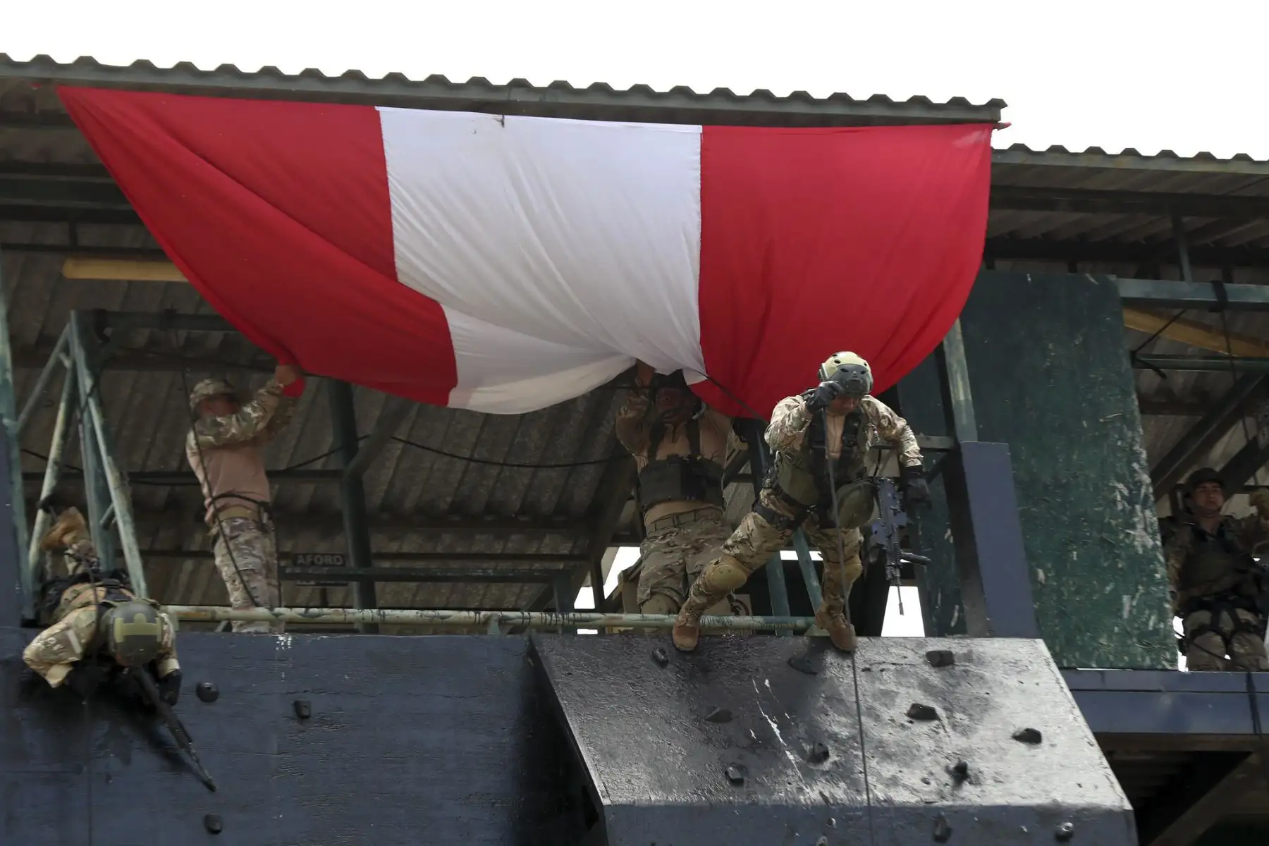 Como parte de la conducción de las operaciones en el VRAEM, el Ministro de Defensa, Juan Carrasco, junto al Jefe del Comando Conjunto, Manuel Gómez de la Torre, los Comandantes Generales de la FAP, Ejército y representante del CG de la Marina de Guerra, realizaron una visita a las Bases de Control Territorial y al Puesto Comando del Comando Especial del VRAEM, zonas desde donde nuestros soldados luchan por la pacificación del país. Foto: Mindef
