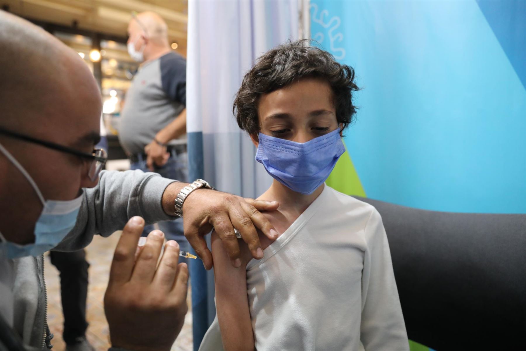 Comienza la campaña de vacunación de niños de entre 5 y 11 años en Israel.