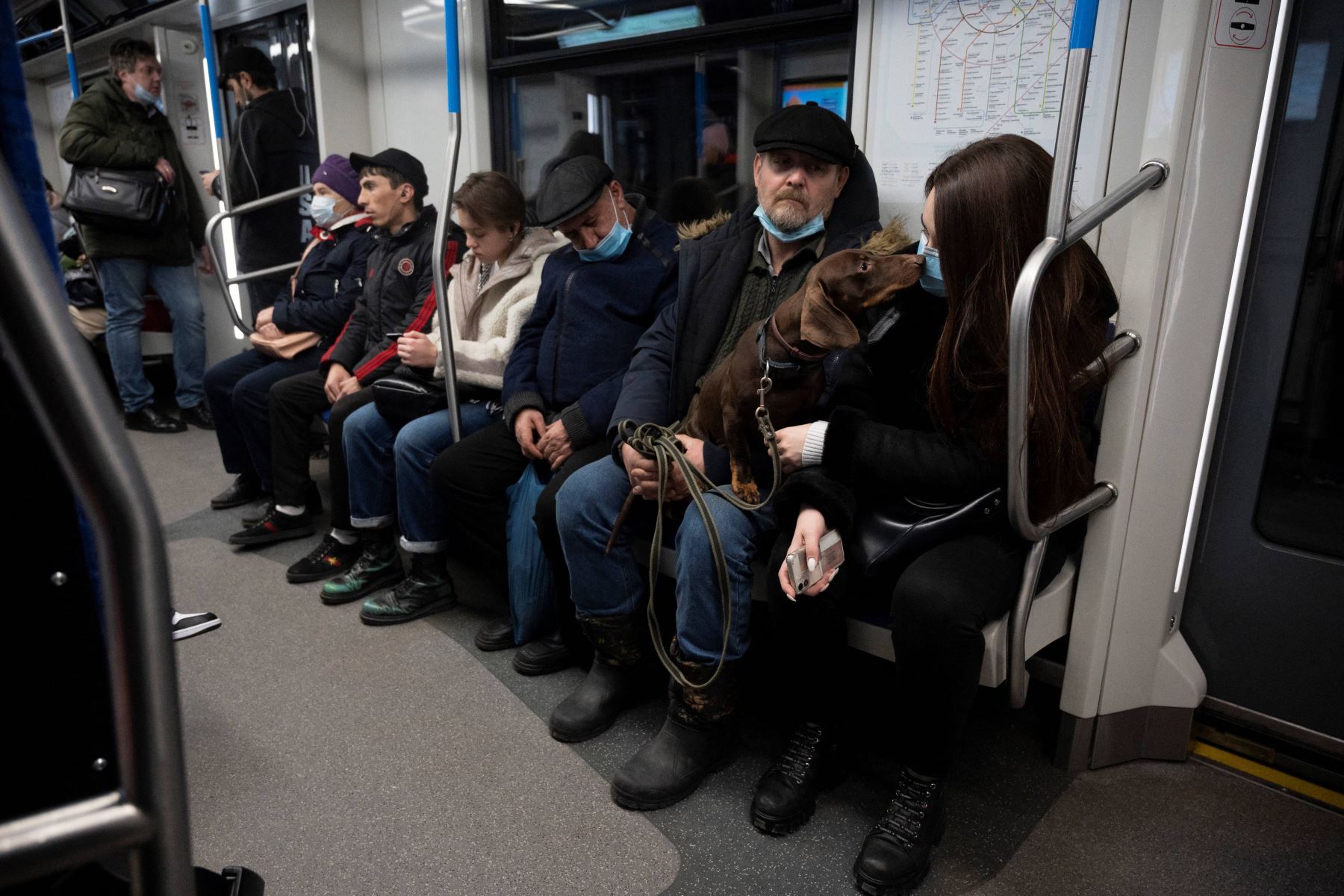 Los pasajeros, algunos con máscaras faciales, viajan en un tren del metro en Moscú, en medio de la pandemia de la enfermedad del coronavirus. Foto: AFP