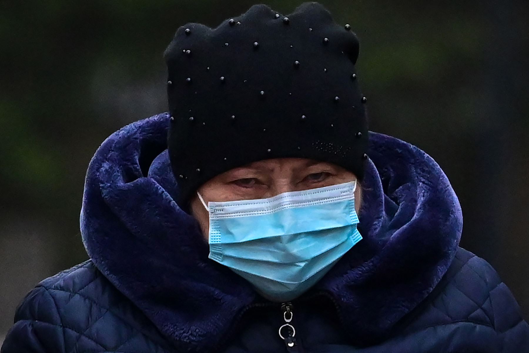 Una mujer con mascarilla camina en el centro de Moscú. Foto: AFP